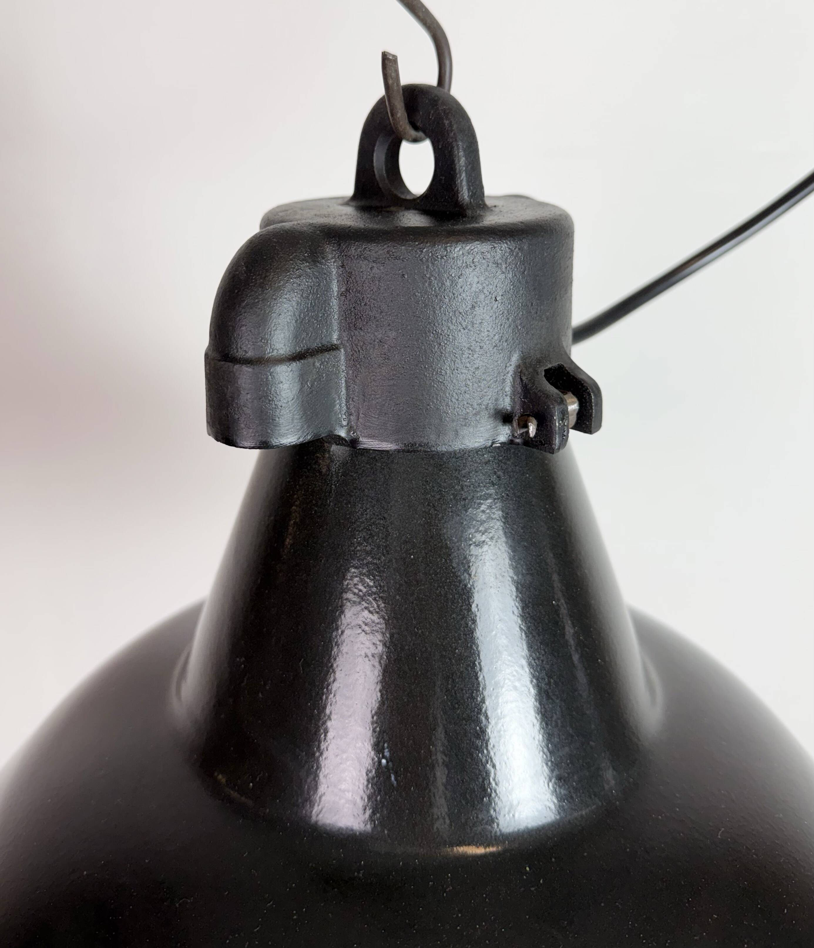 Ensemble de 4 lampes d'usine en émail noir industriel avec dessus en fonte, années 1950.
