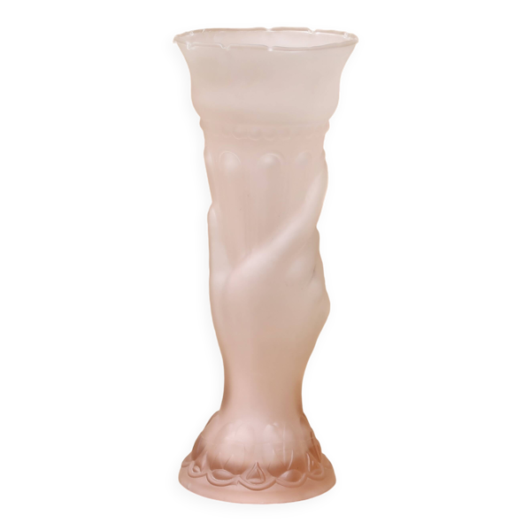 Vase en verre rose figurant une main, années 60