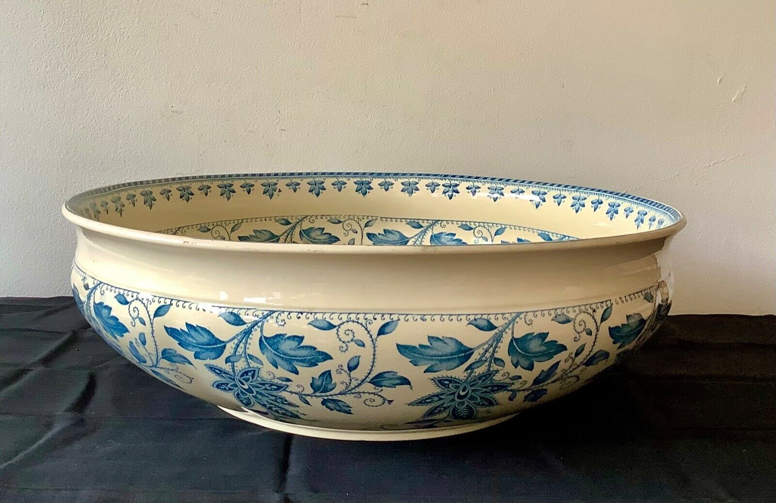 Vasque in earthenware