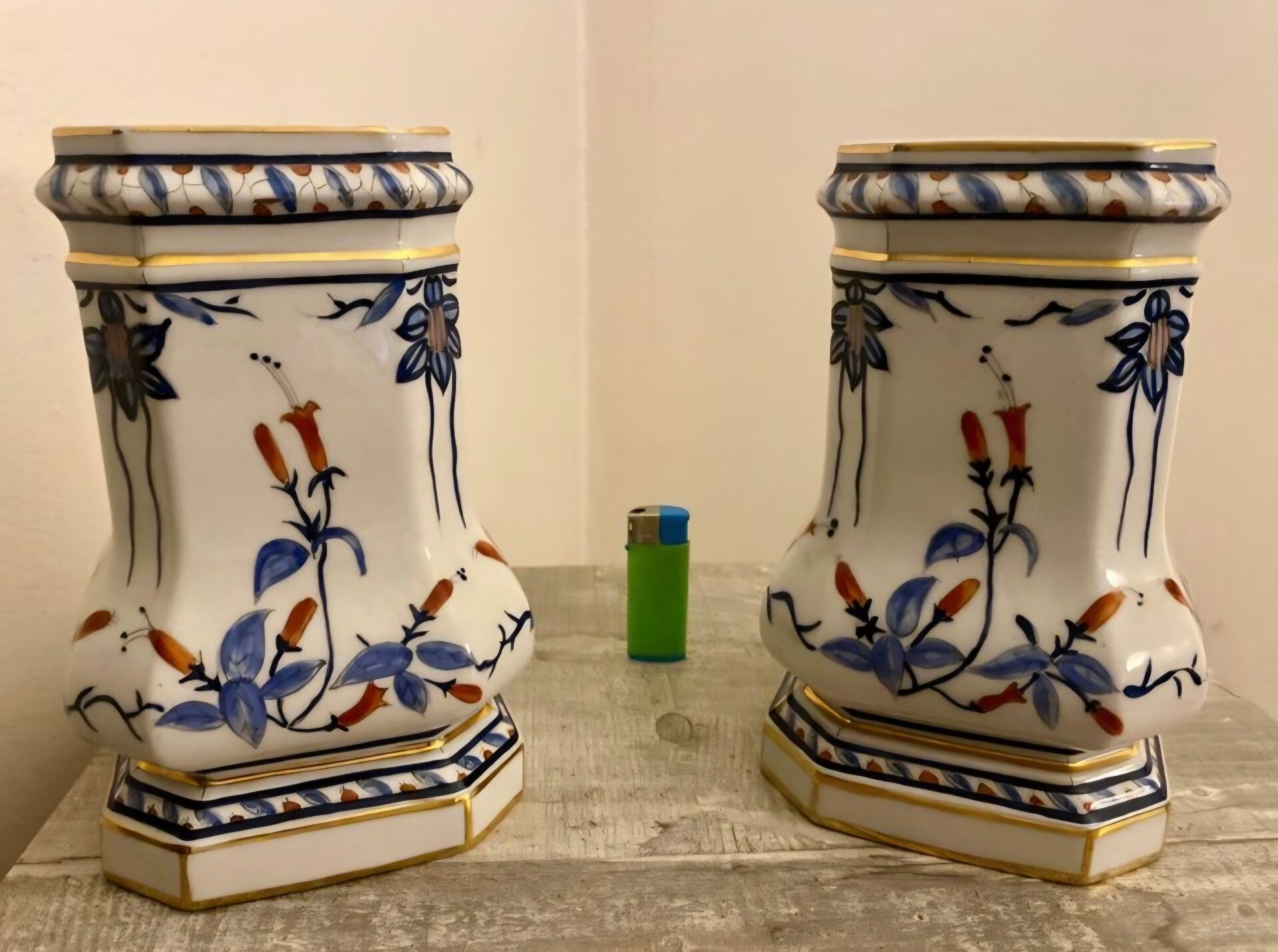 Pair of Kutani Eisen Vases - Porcelain - Showa Period (1926-1989)