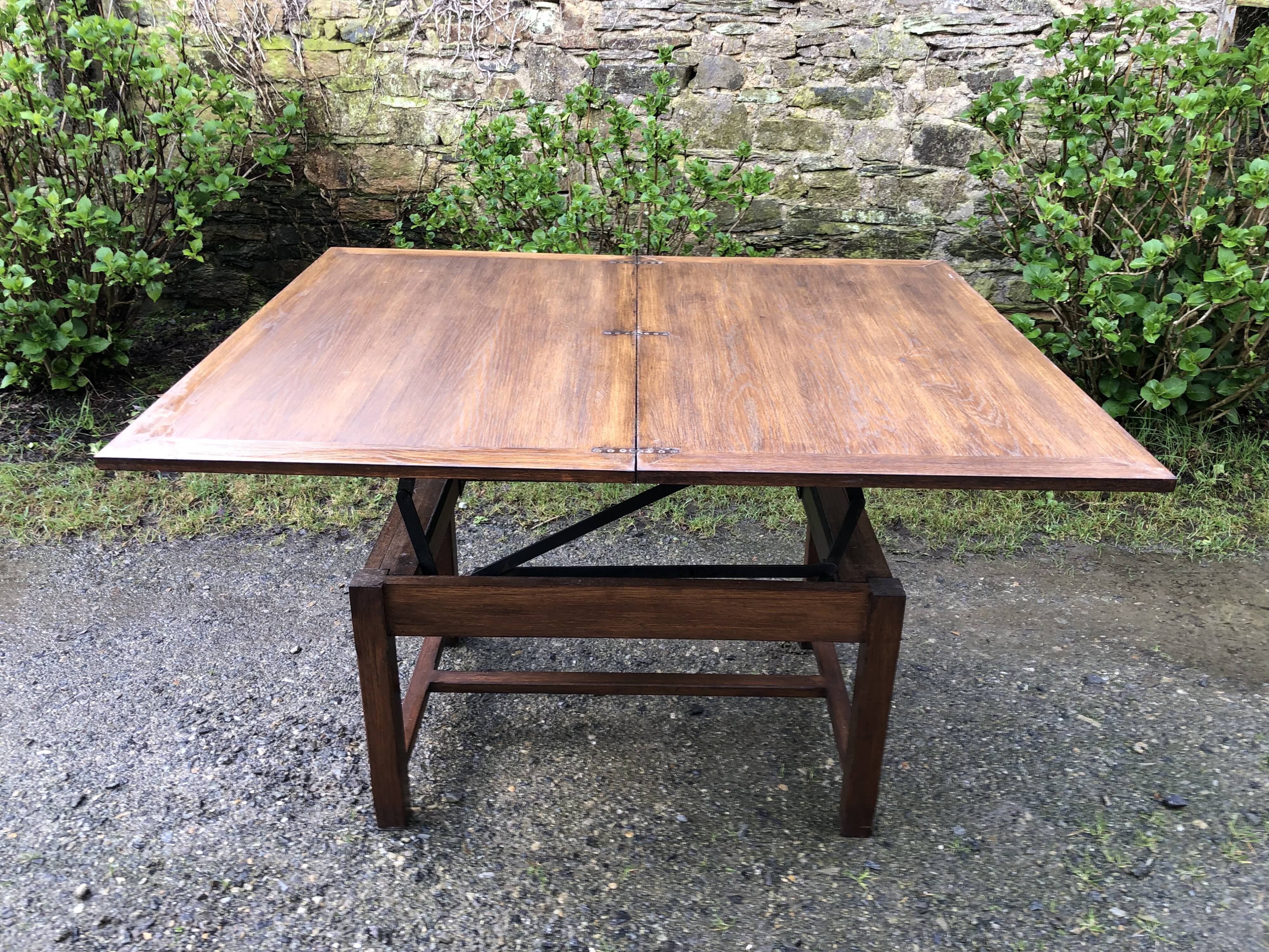 Table basse vintage modulable et extensible au système magique d’Albert Ducros en chêne.