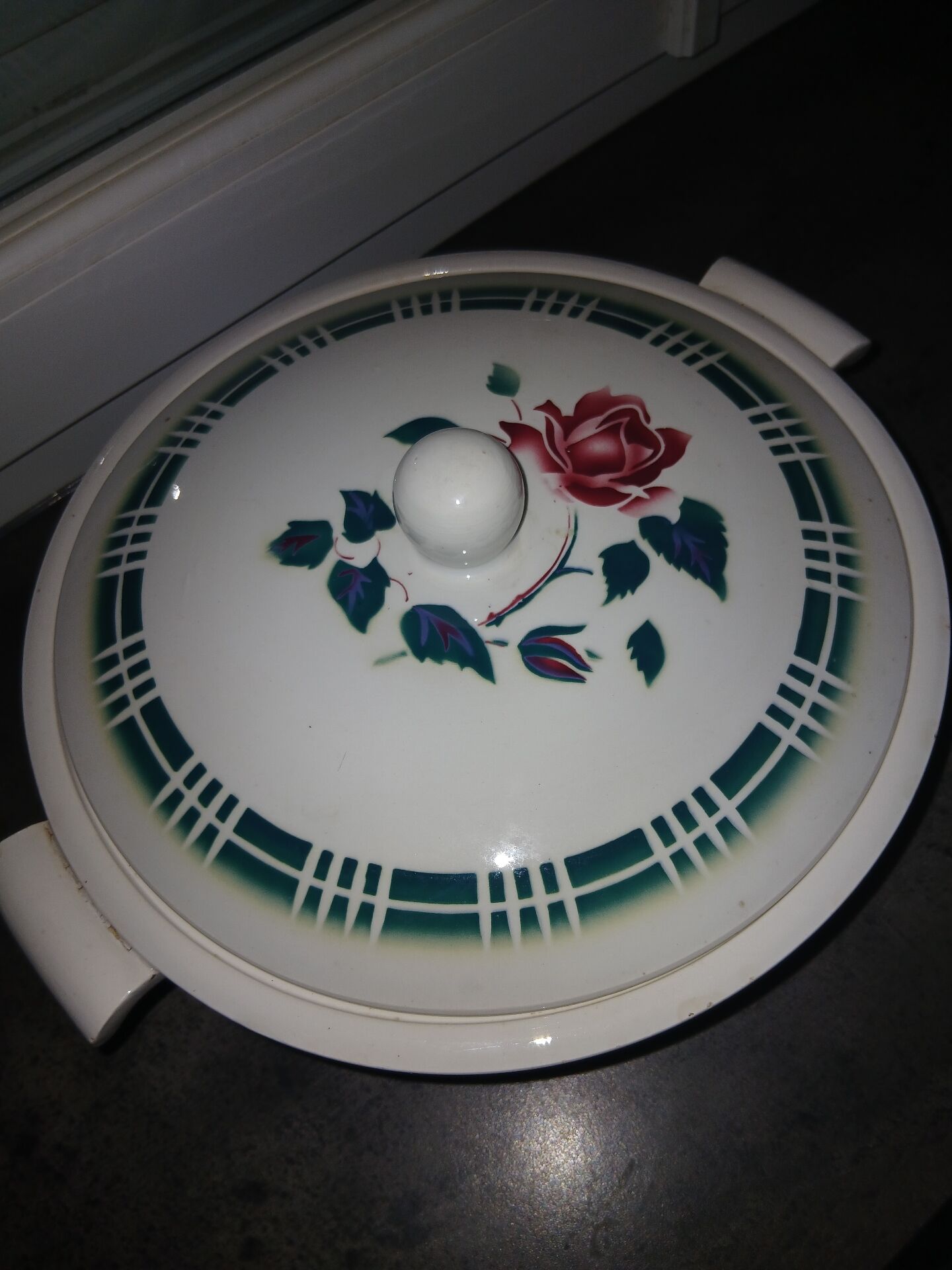 Soup tureen