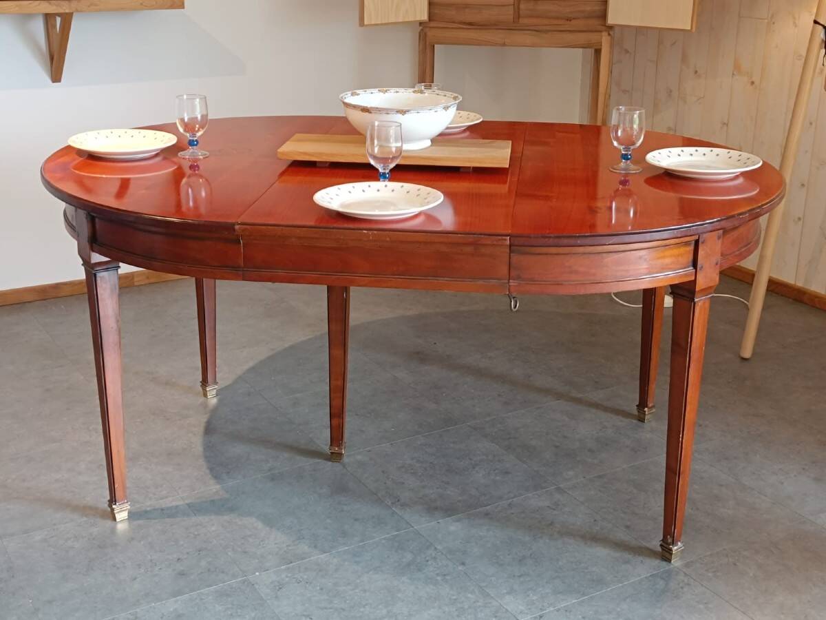 DINING TABLE IN EXOTIC WOOD IN PERFECT CONDITION