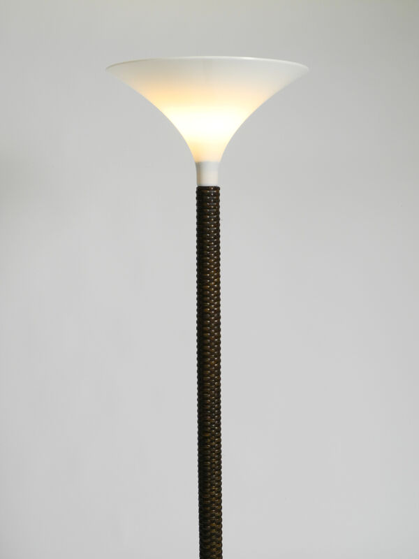Lampe de sol Tulipe XL des années 70 avec un cadre en osier brun et un abat-jour en plexiglas.