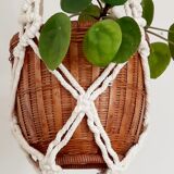 Suspension in macrame plant holder