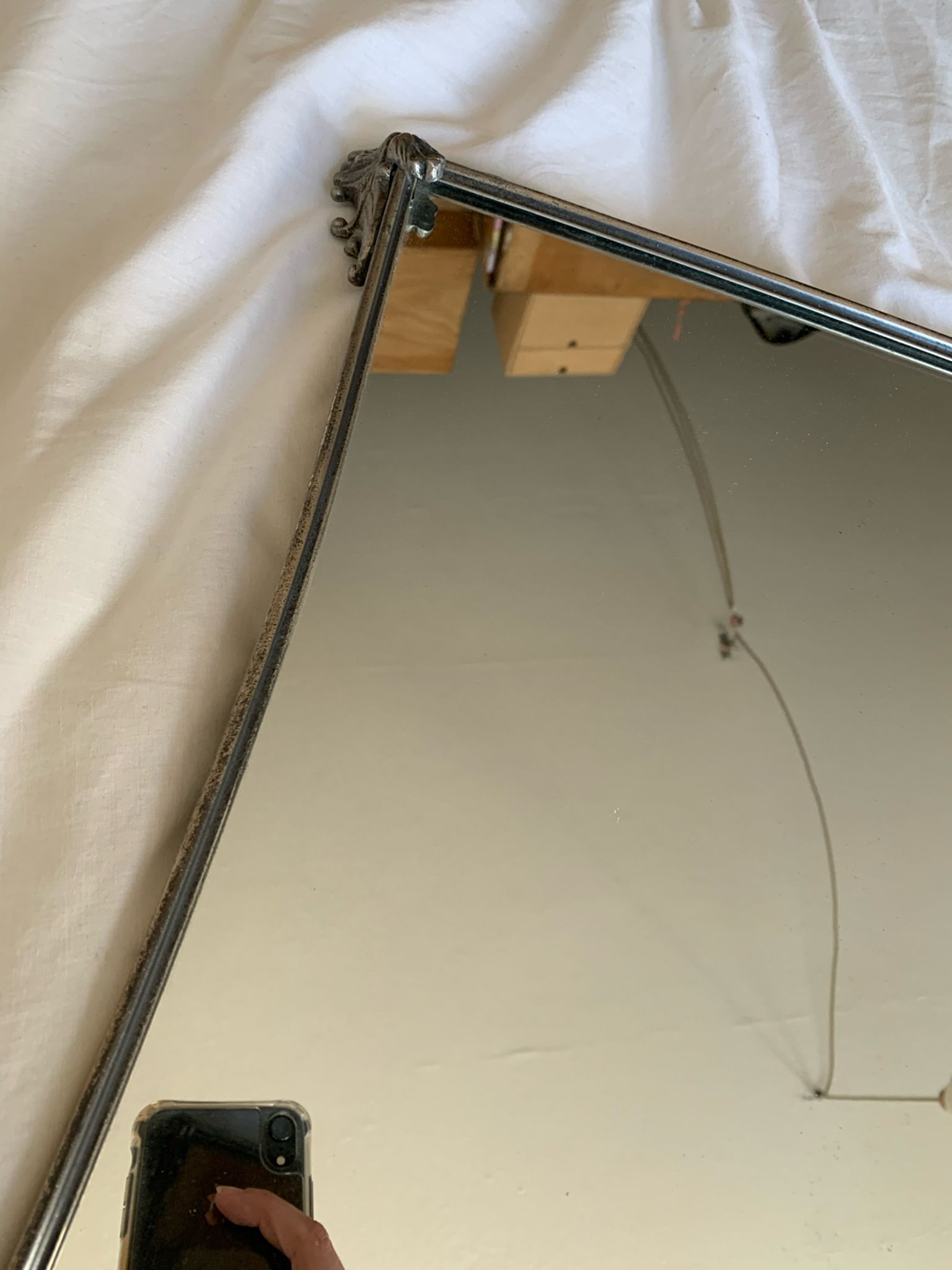 Miroir en metal argenté bord incurvé