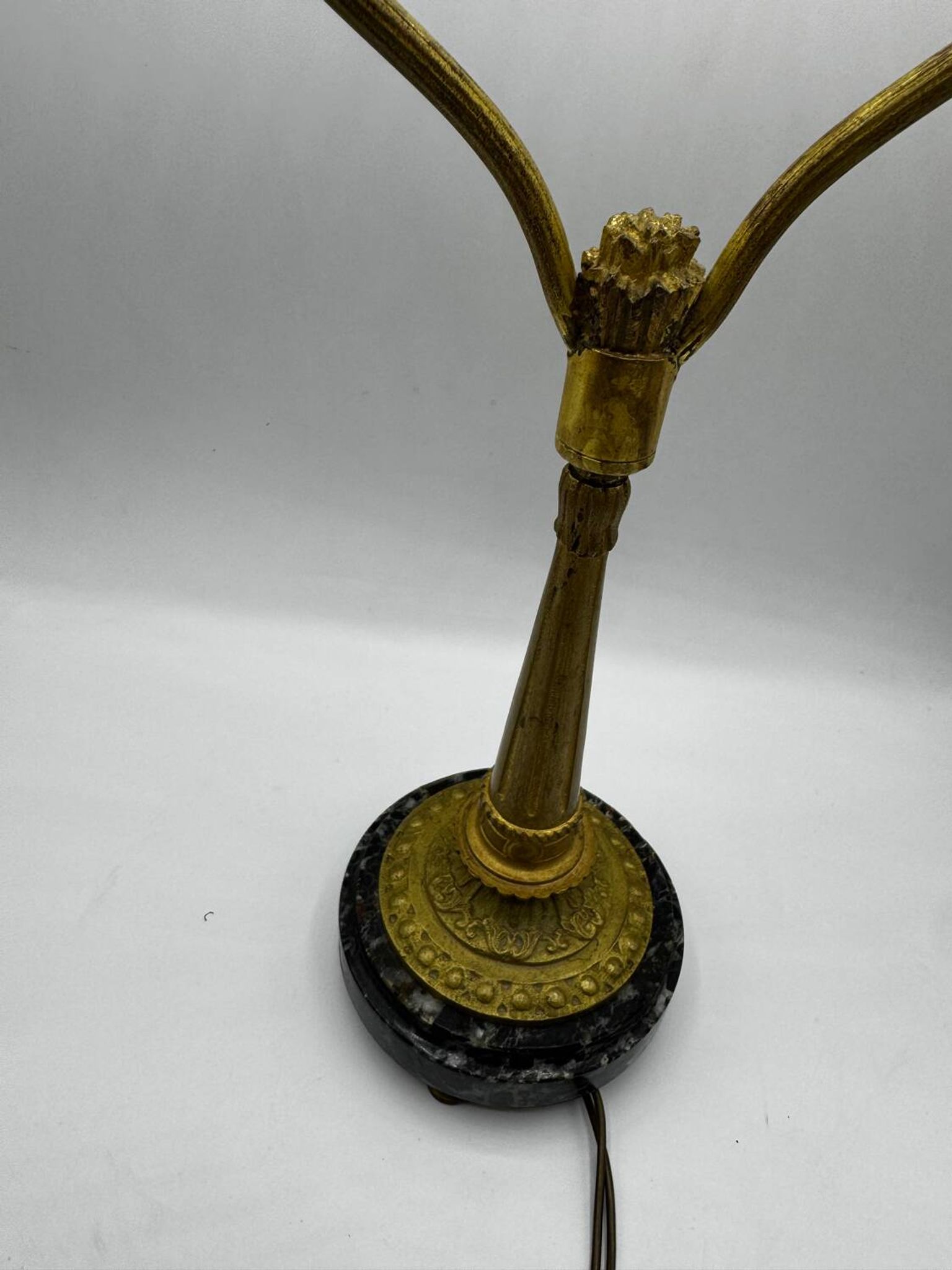 Antique lamp known as a lyre in bronze and marble from the late 19th century.