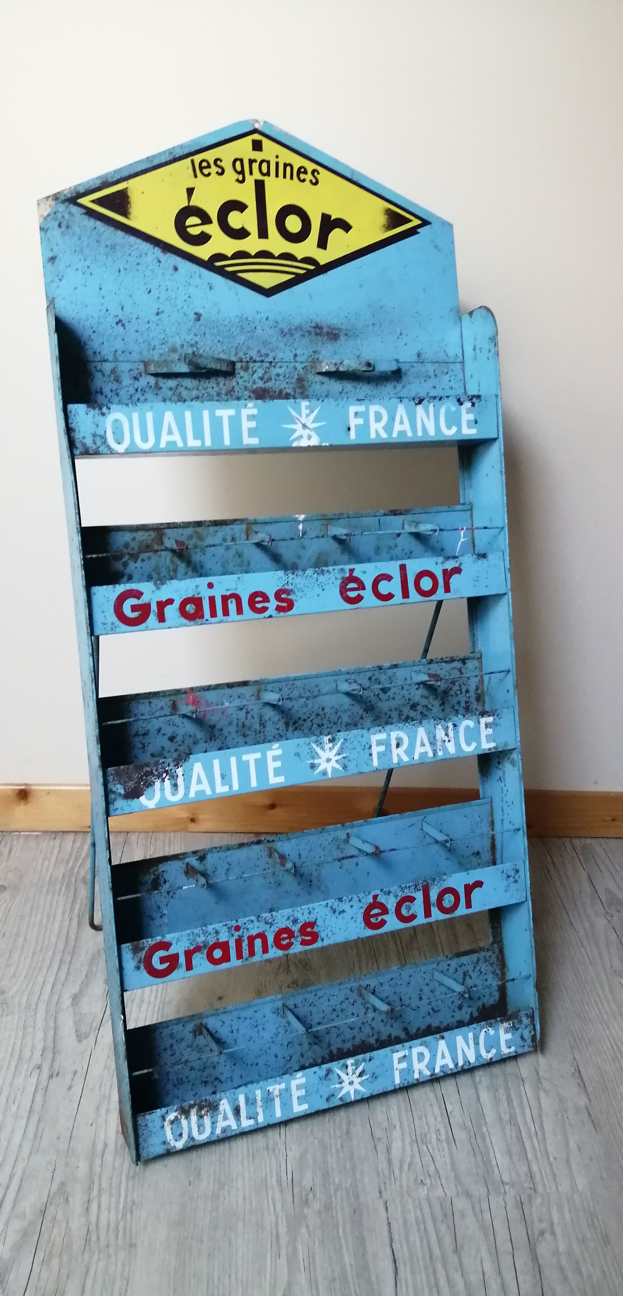 Antique display for eclor seed sachet