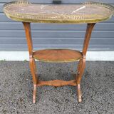 Kidney-shaped flying table