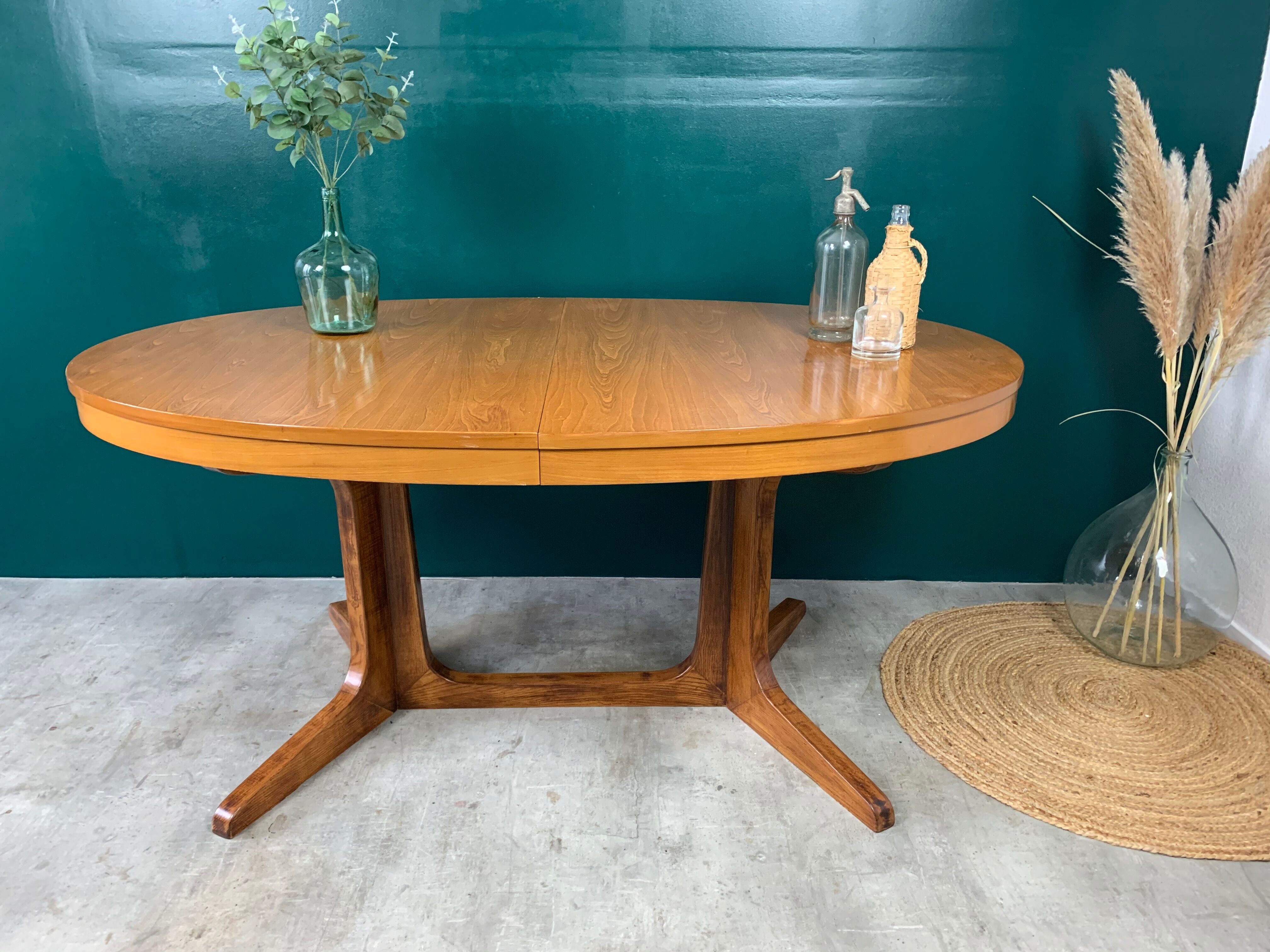 Extendable oval table