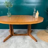 Extendable oval table