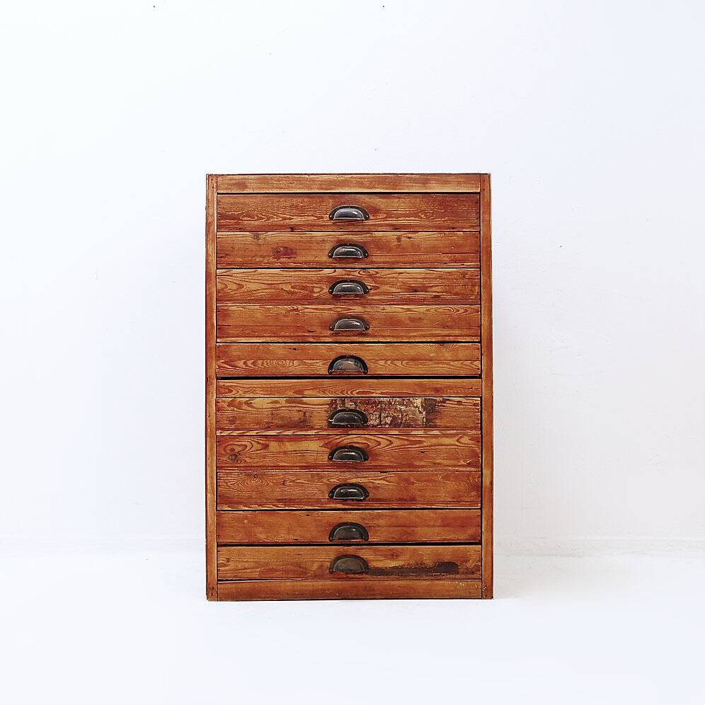 Industrial workshop furniture in pine with 10 drawers, circa 1940.