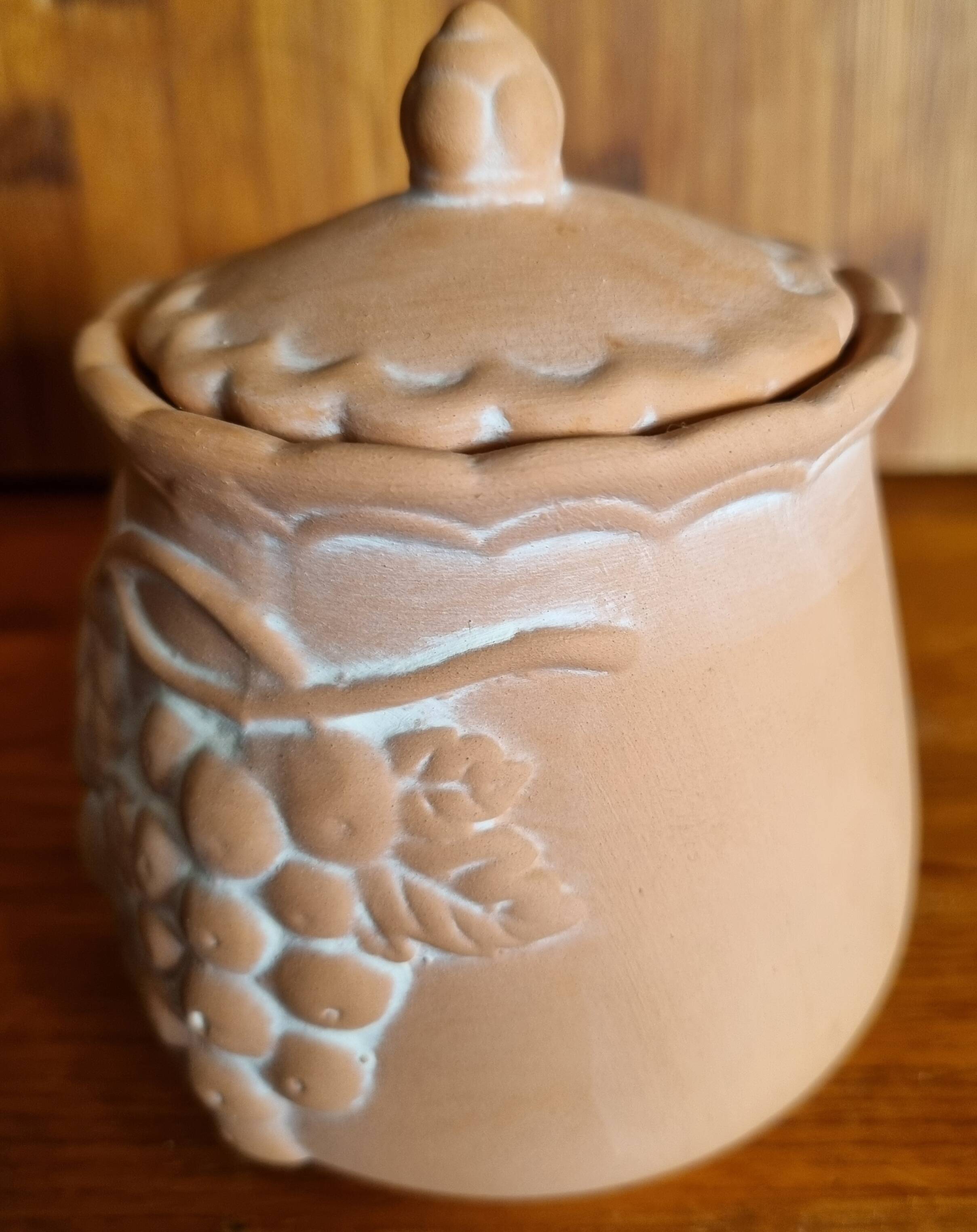 Small terracotta pot with Fruit motif