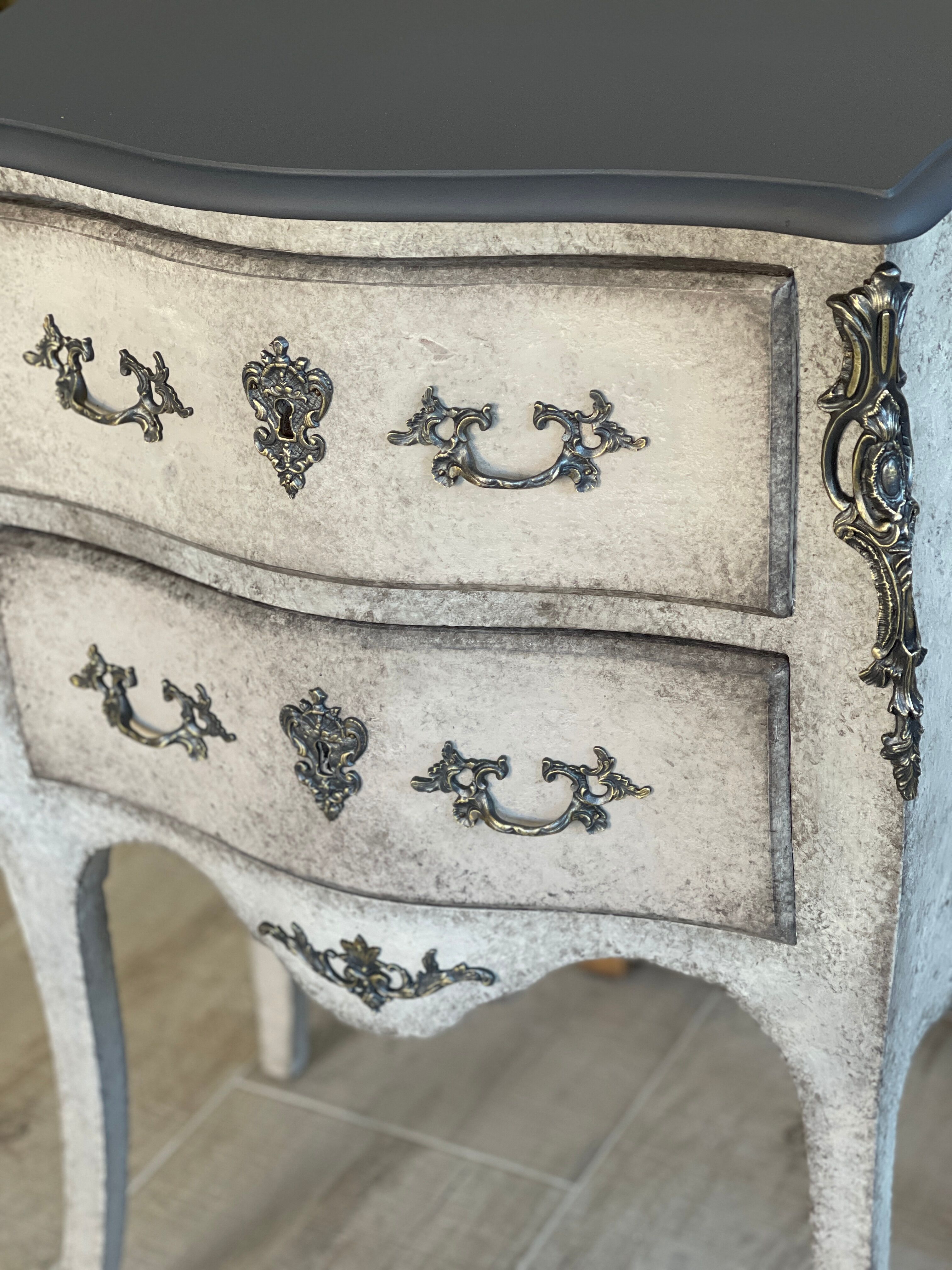 Curved chest of drawers style