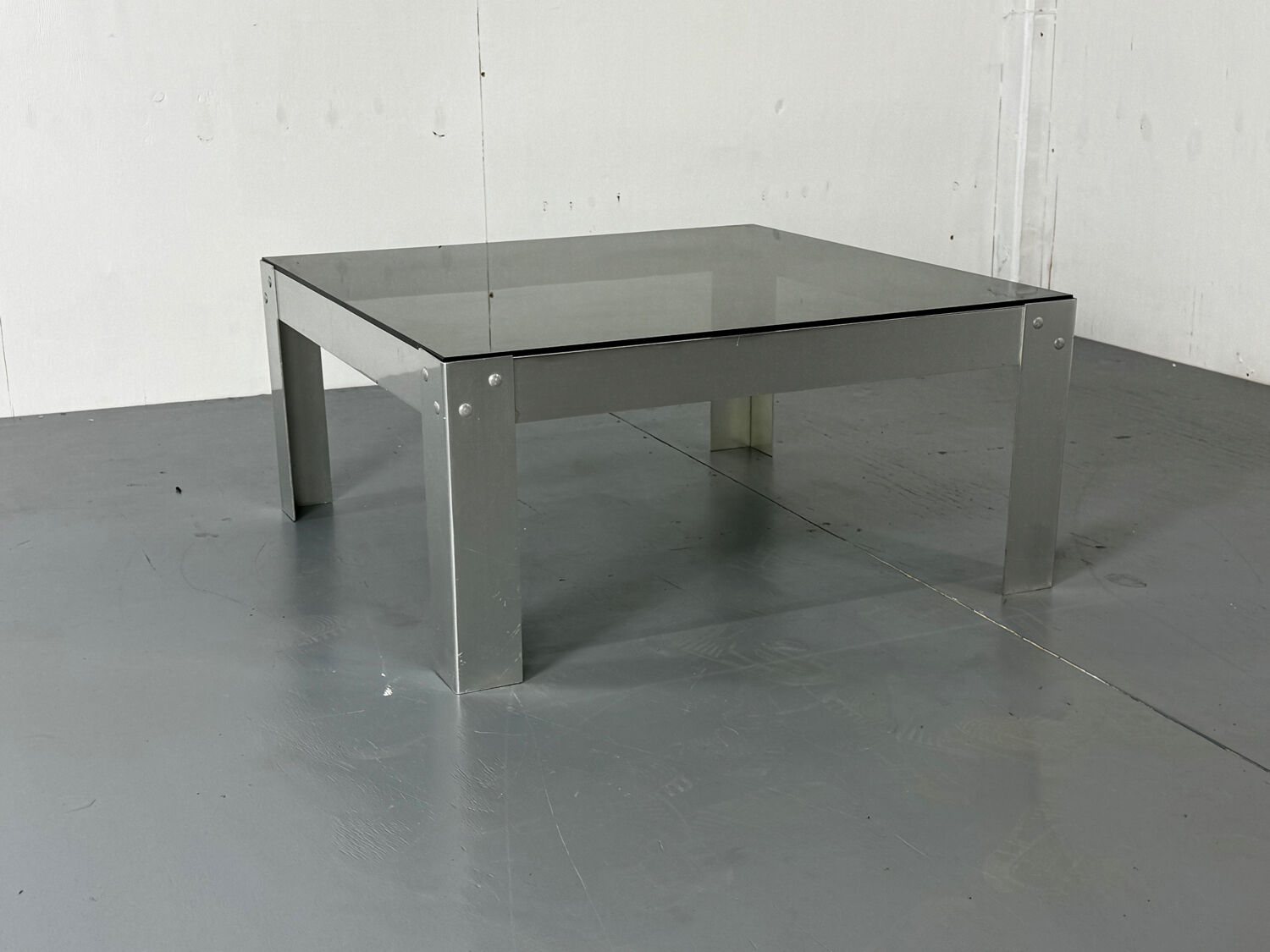 Table basse en aluminium et verre minimaliste de style moderniste du milieu du siècle, années 1970.