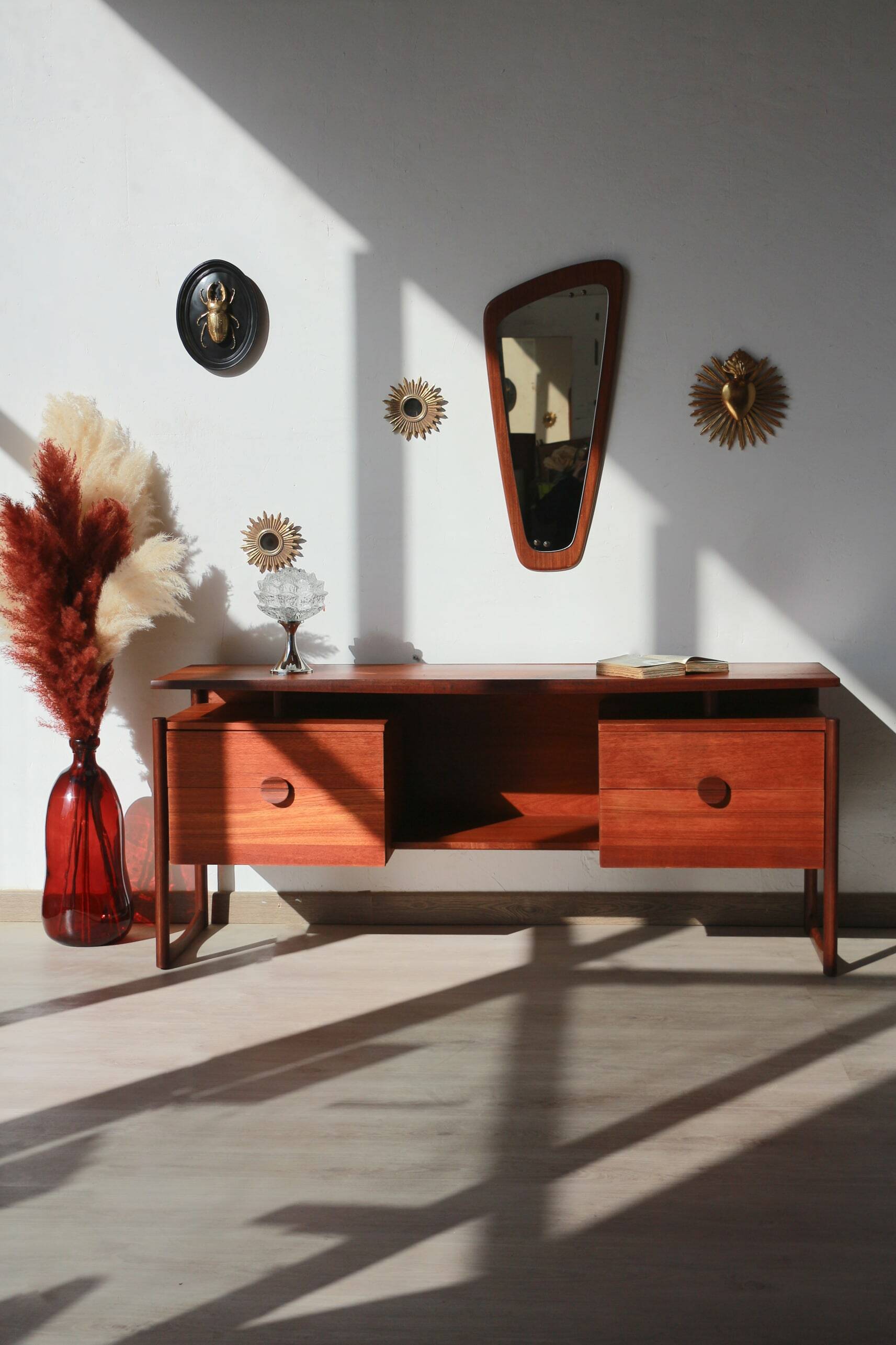 Desk/Dressing table - Durable Suites - 1960