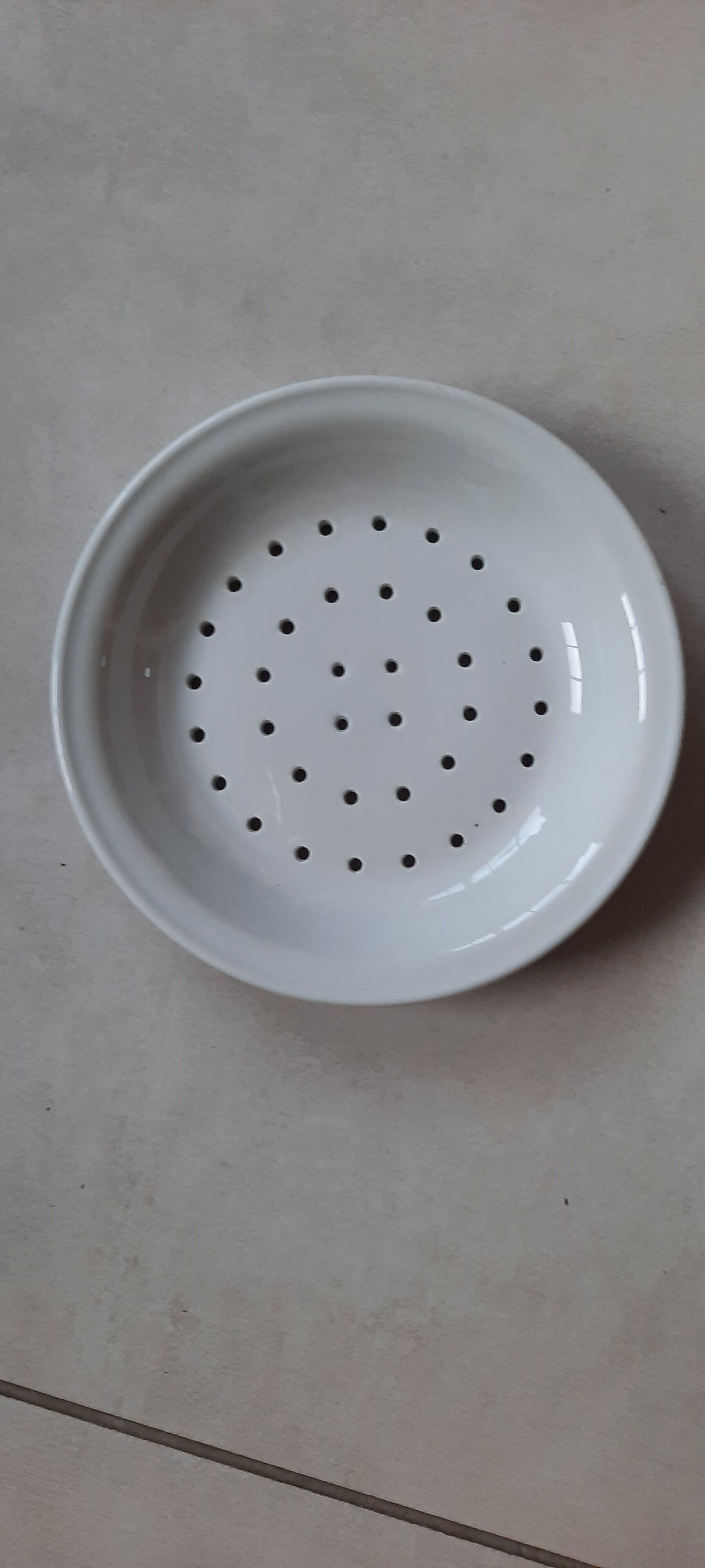 Flat drainer in faience Apilco