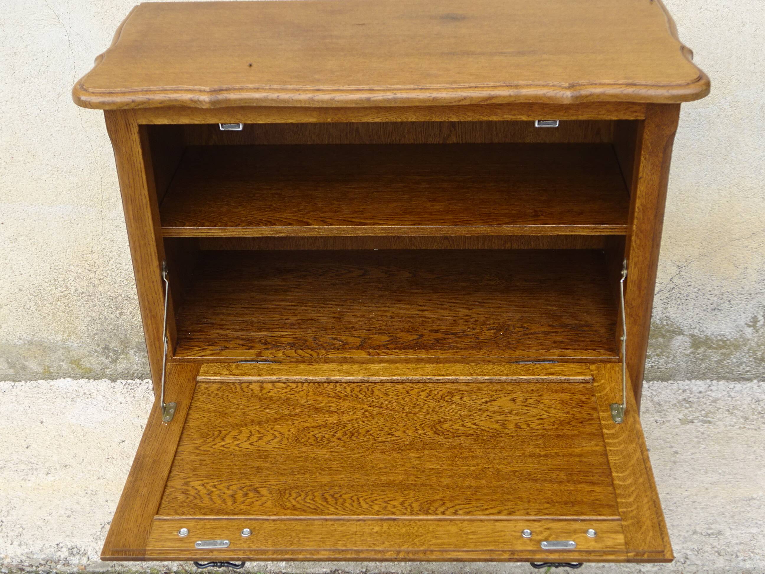Small oak cabinet, 1 tilting door and 1 drawer
