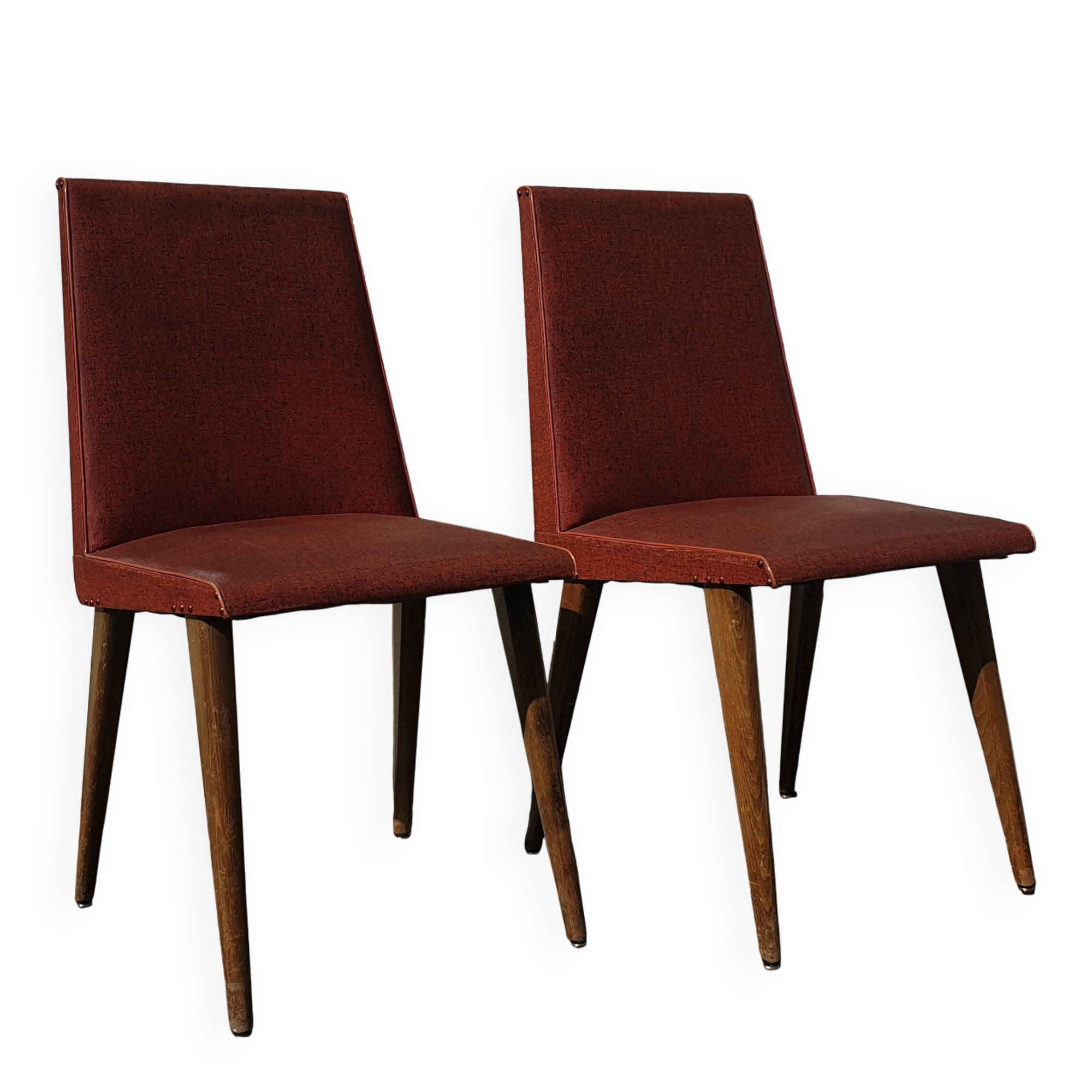 Pair of 1950s lounge chairs in oak and red moleskin.