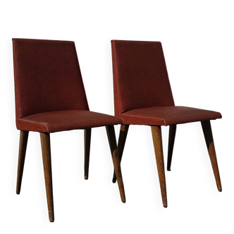 Pair of 1950s lounge chairs in oak and red moleskin.