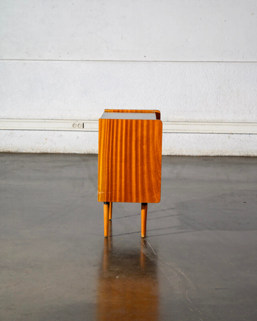 Table de chevet une porte abattante