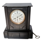 Pendule en marbre noir style Napoléon III, en état de fonctionnement