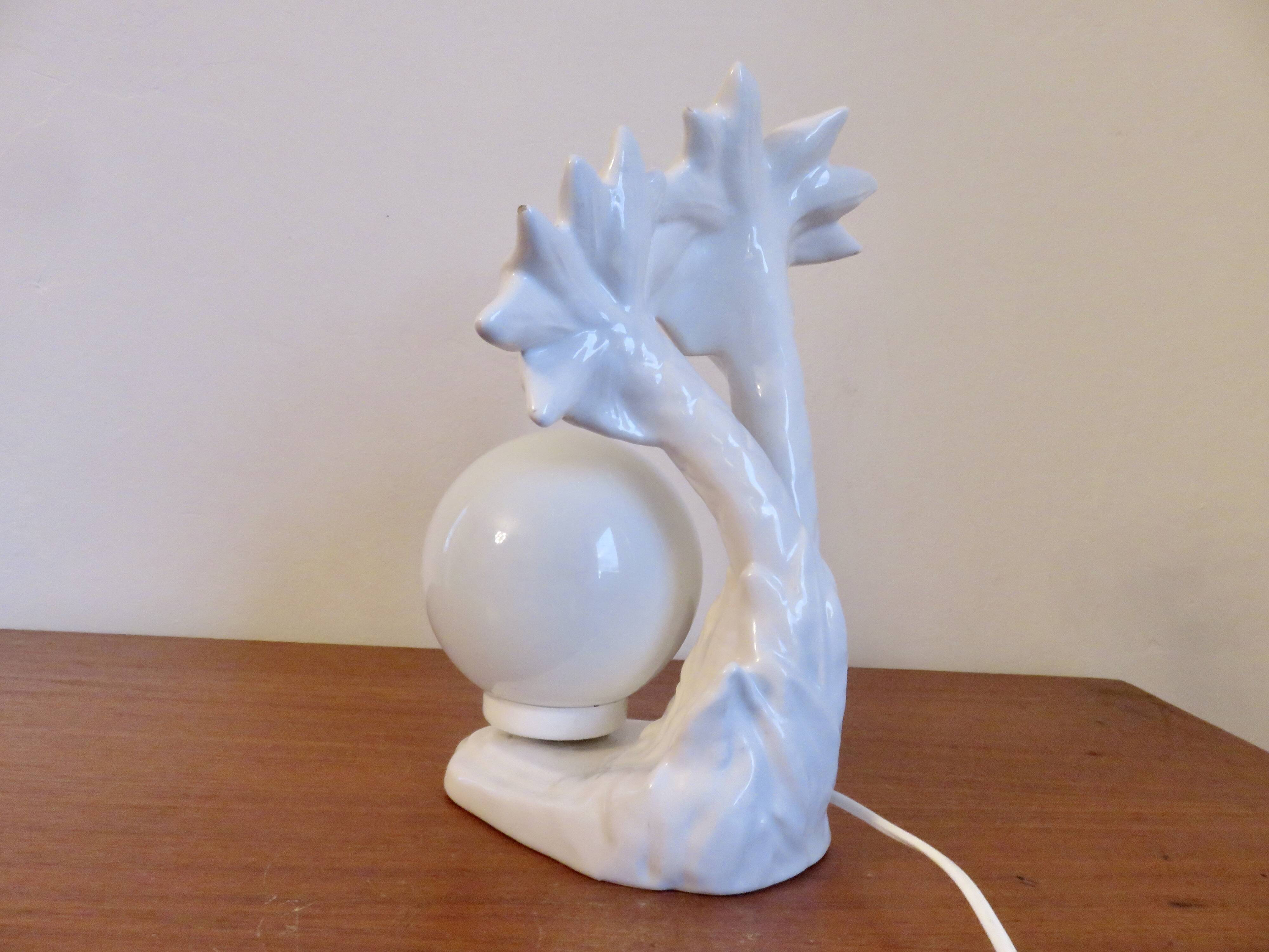 Lampe " palmier " en céramique blanche et boule opaline blanche des années 70 80