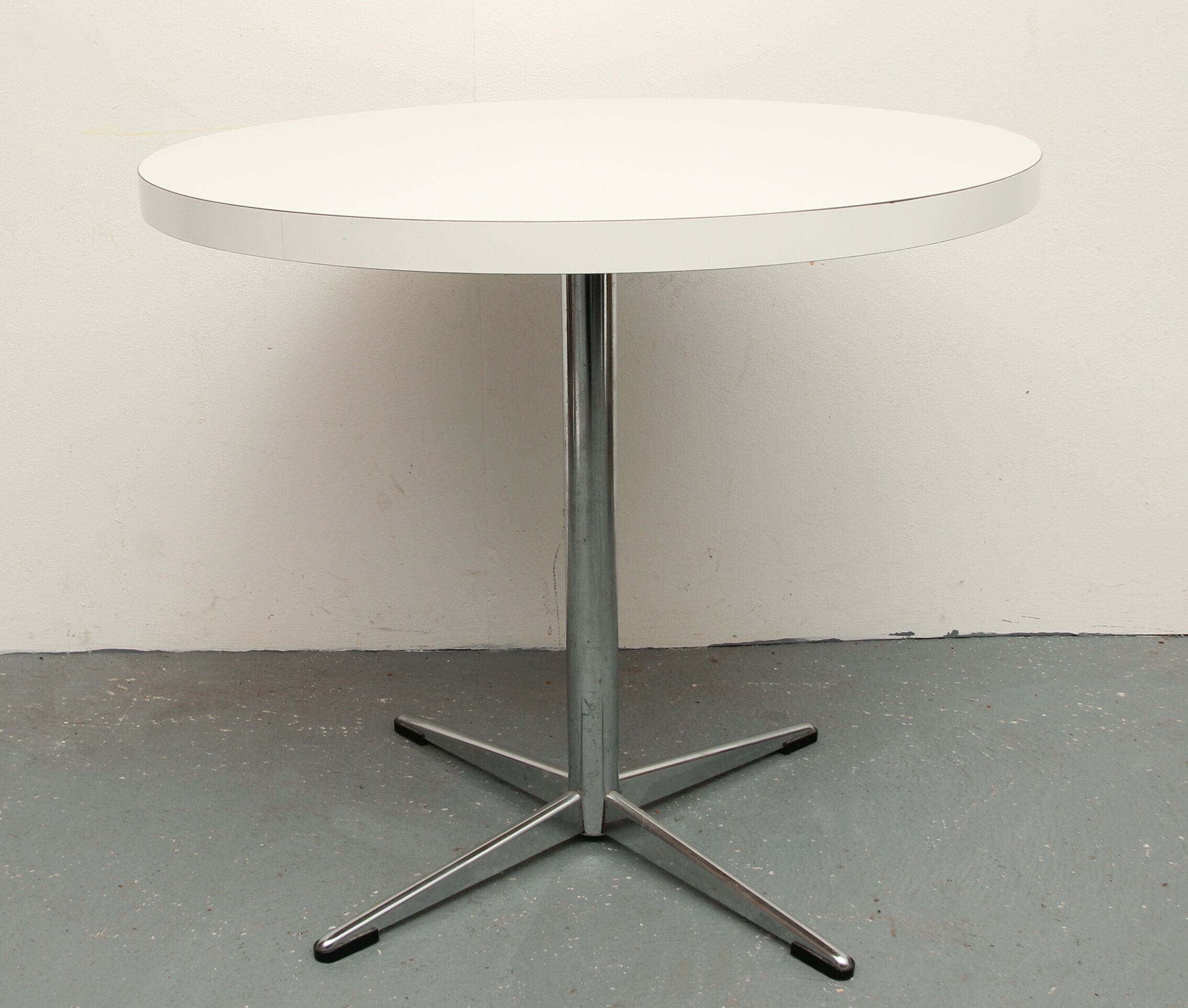 70s coffetbale in white