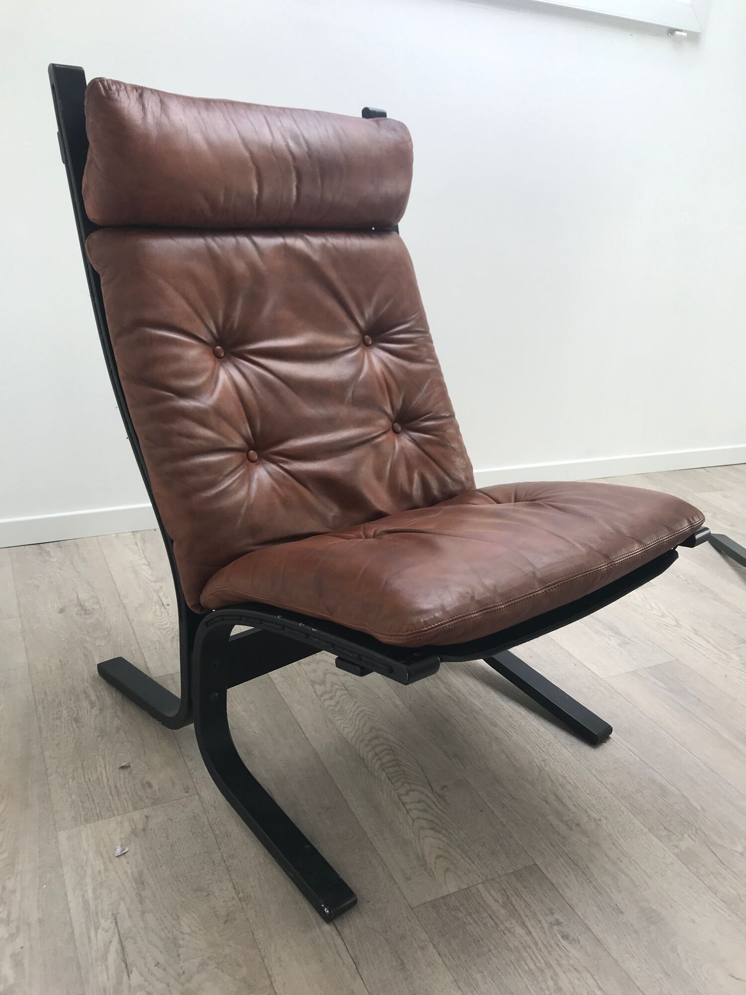 Westnofa Pair of armchairs and footrest siesta brown leather