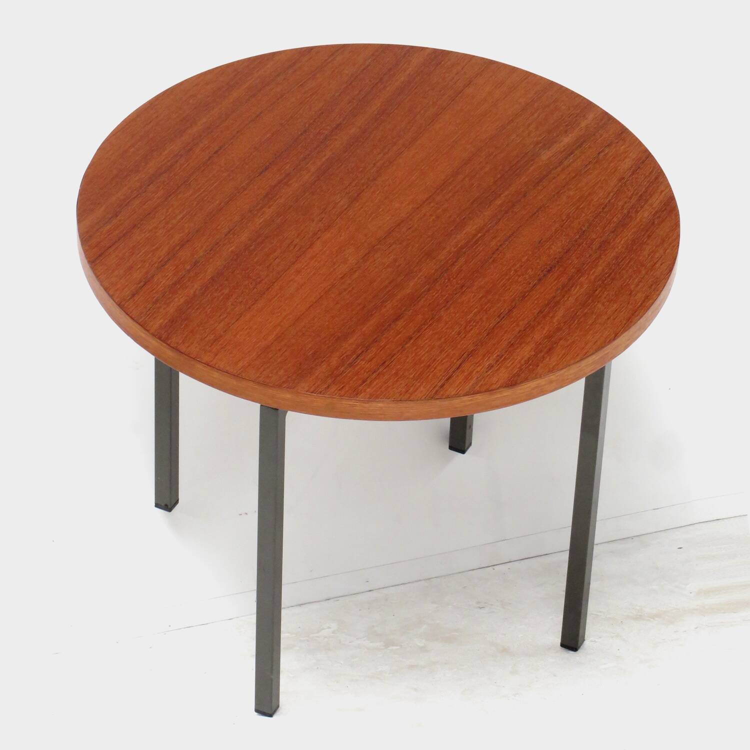 Vintage mid century round side table / coffee table by Kuperus, 1960s