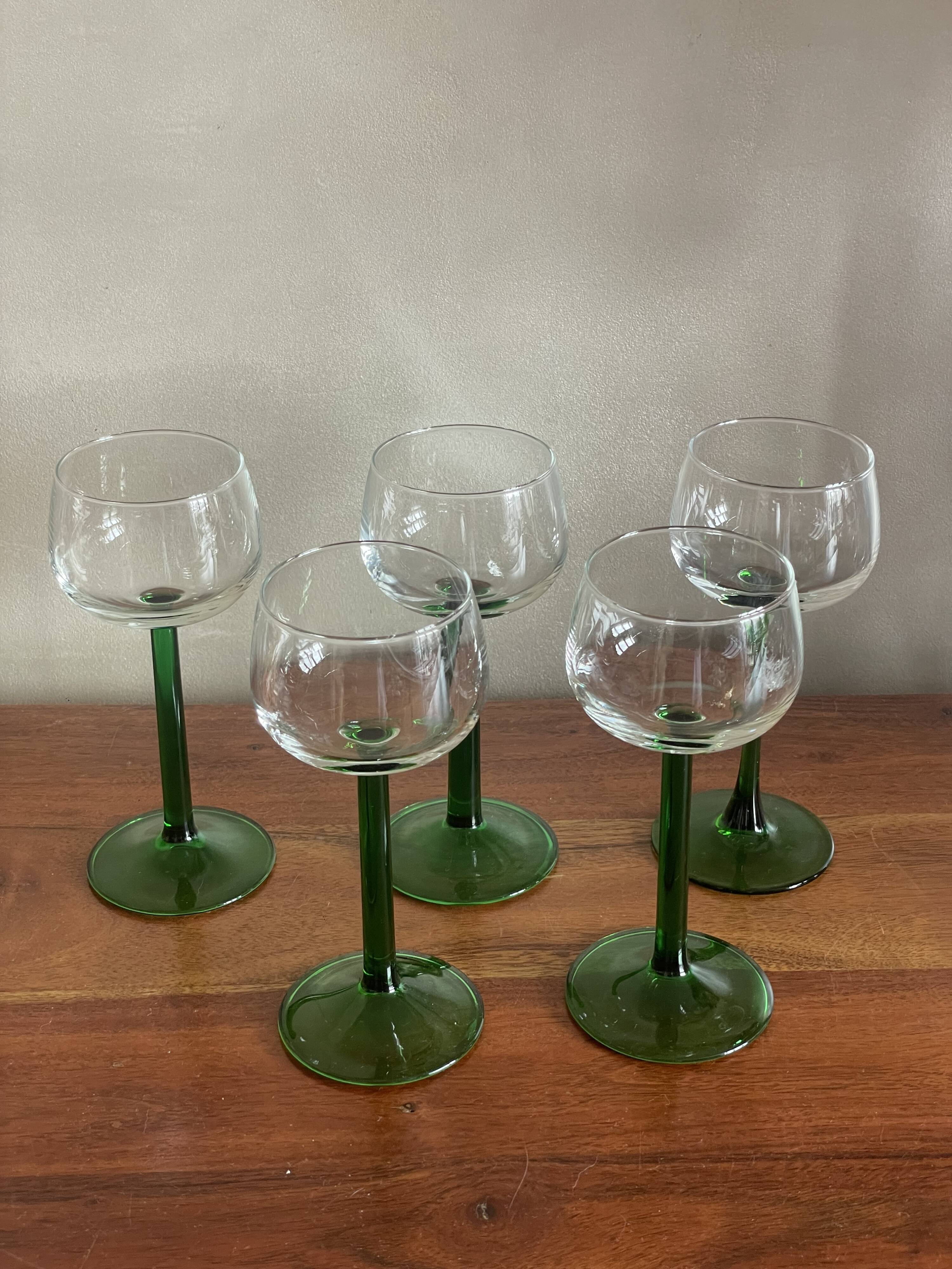 5 white wine glasses