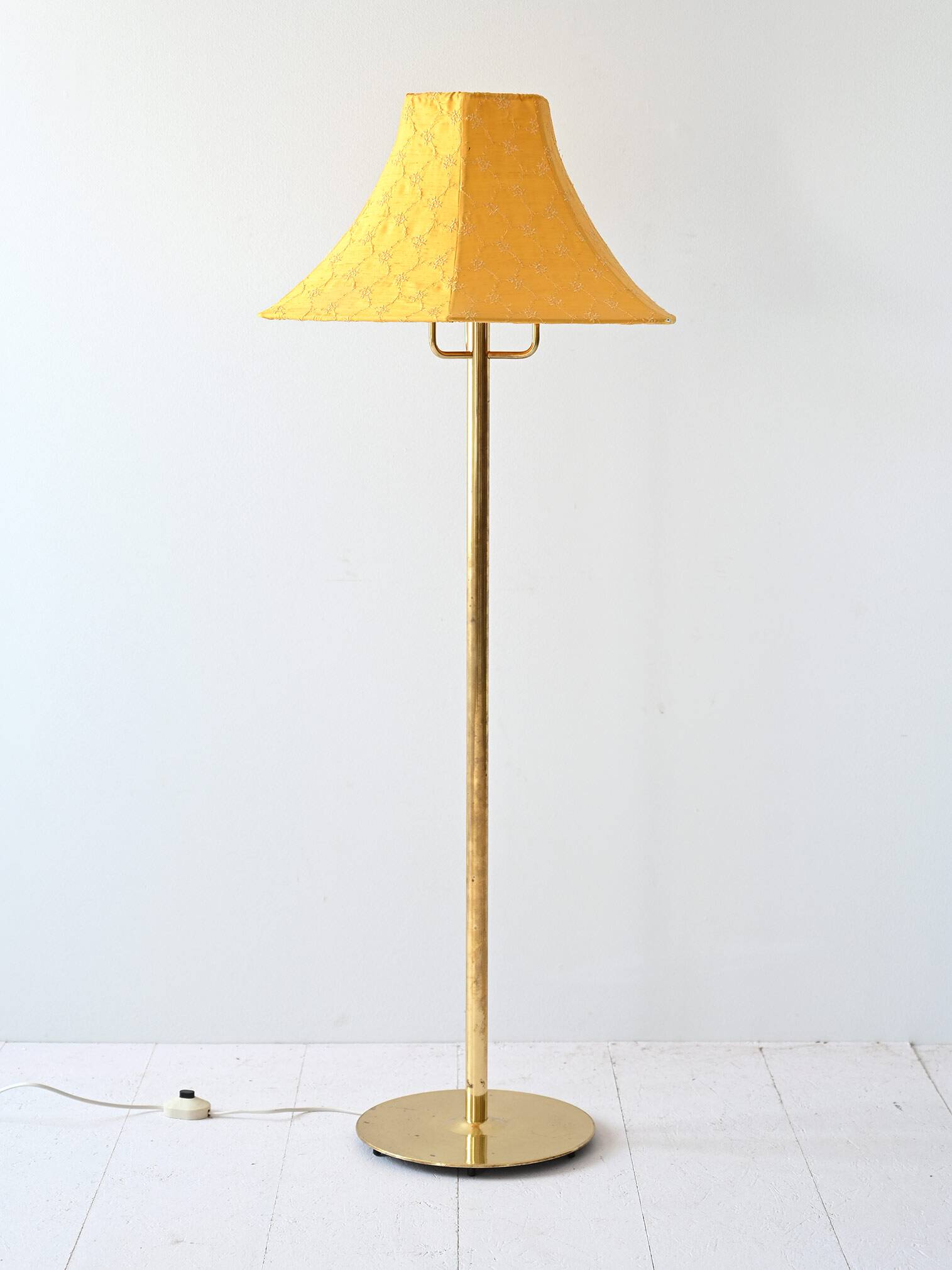 Lampadaire vintage en métal doré avec abat-jour jaune