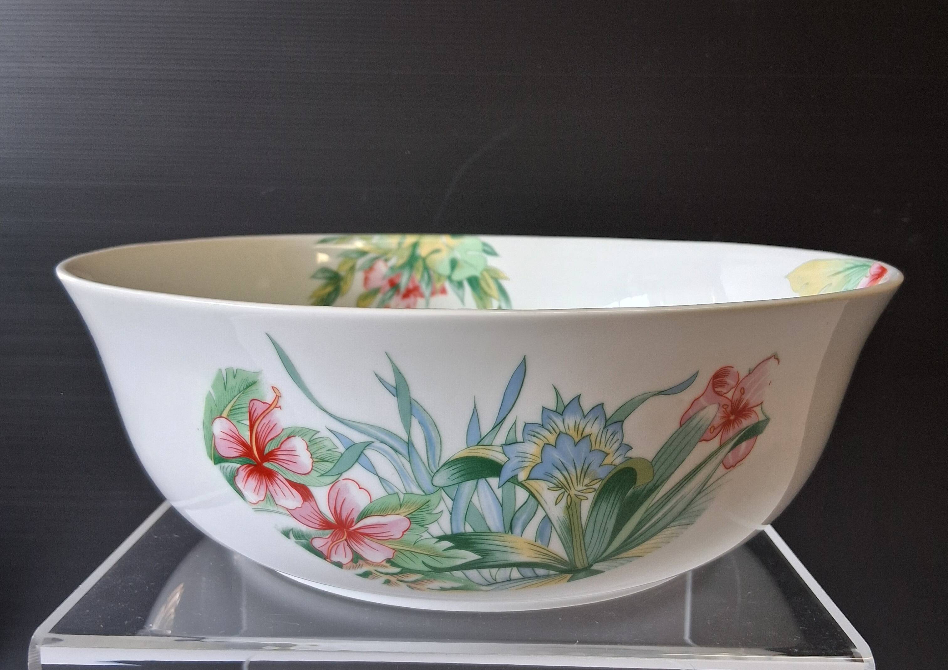 Very large porcelain salad bowl in very good condition from L'hirondelle Meh.