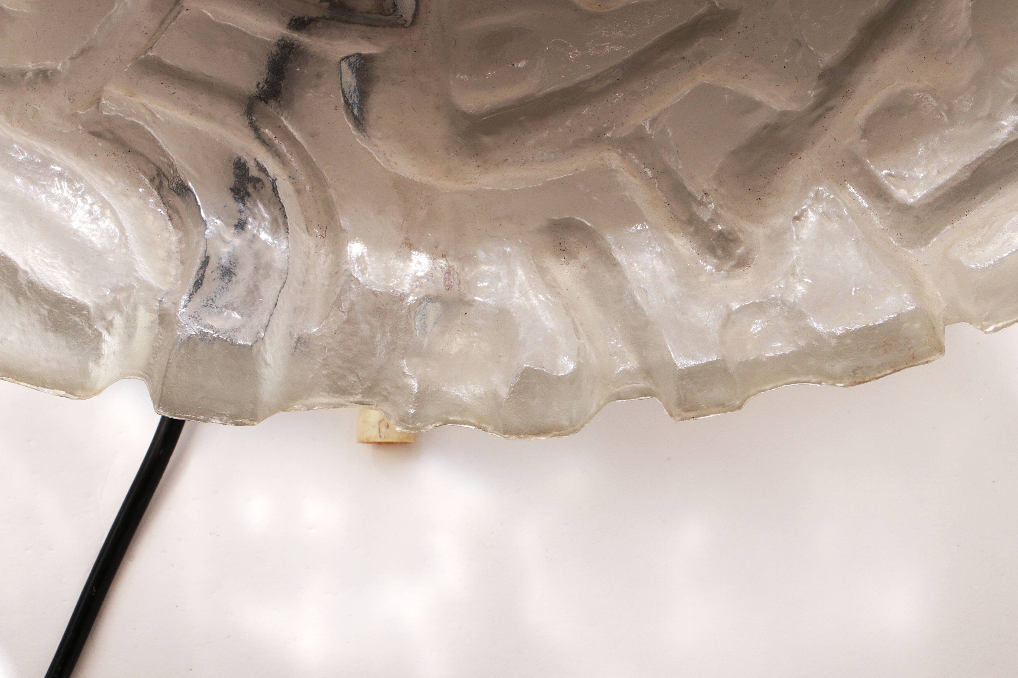 Miroir mural de salle de bain ovale avec éclairage et bord en plexiglas - Hillebrand