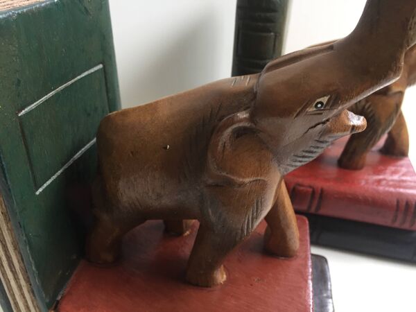 Paire de serre-livres vintage éléphants en bois sculpté