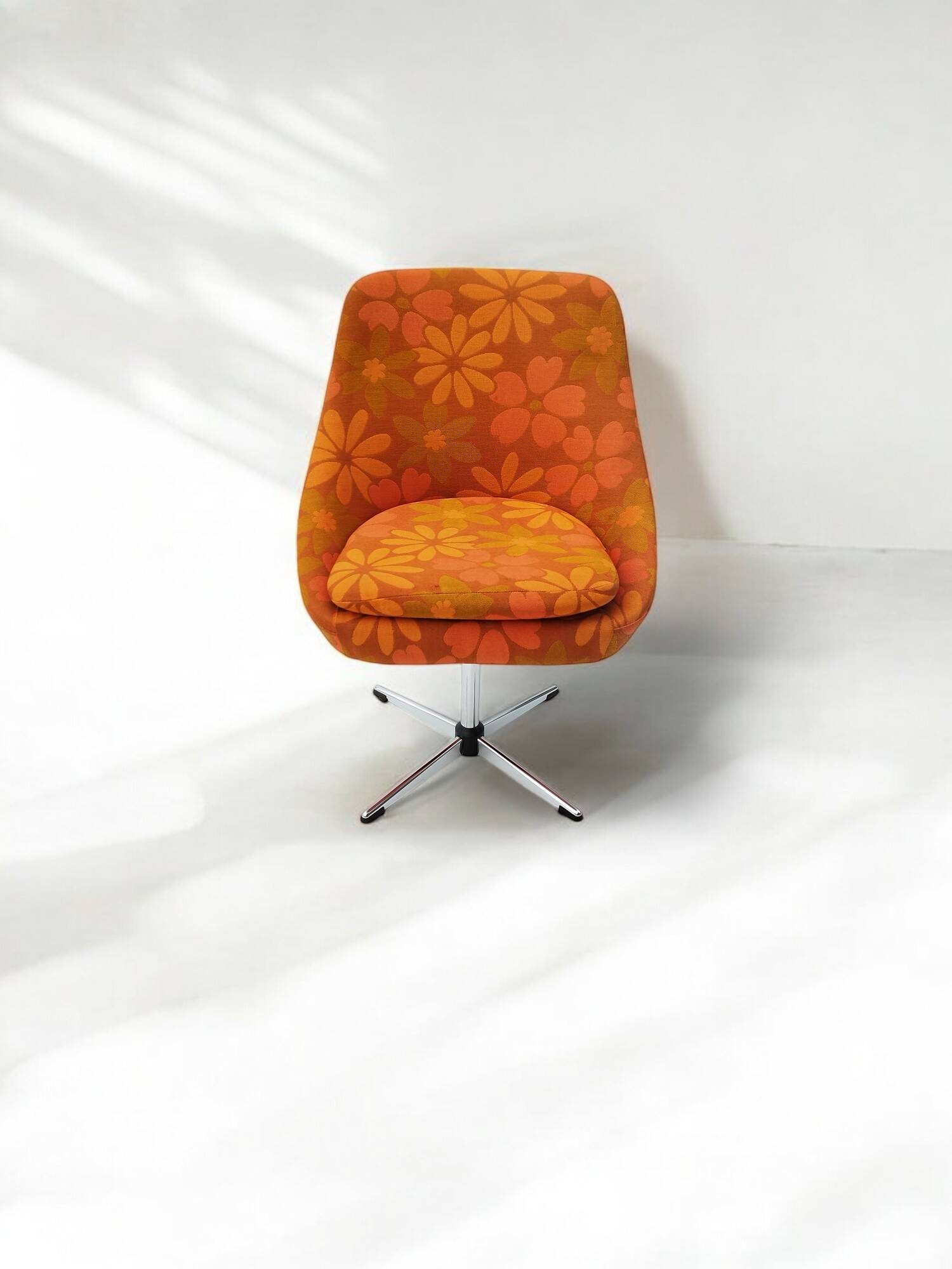 Suite de 4 fauteuils pivotants seventies
