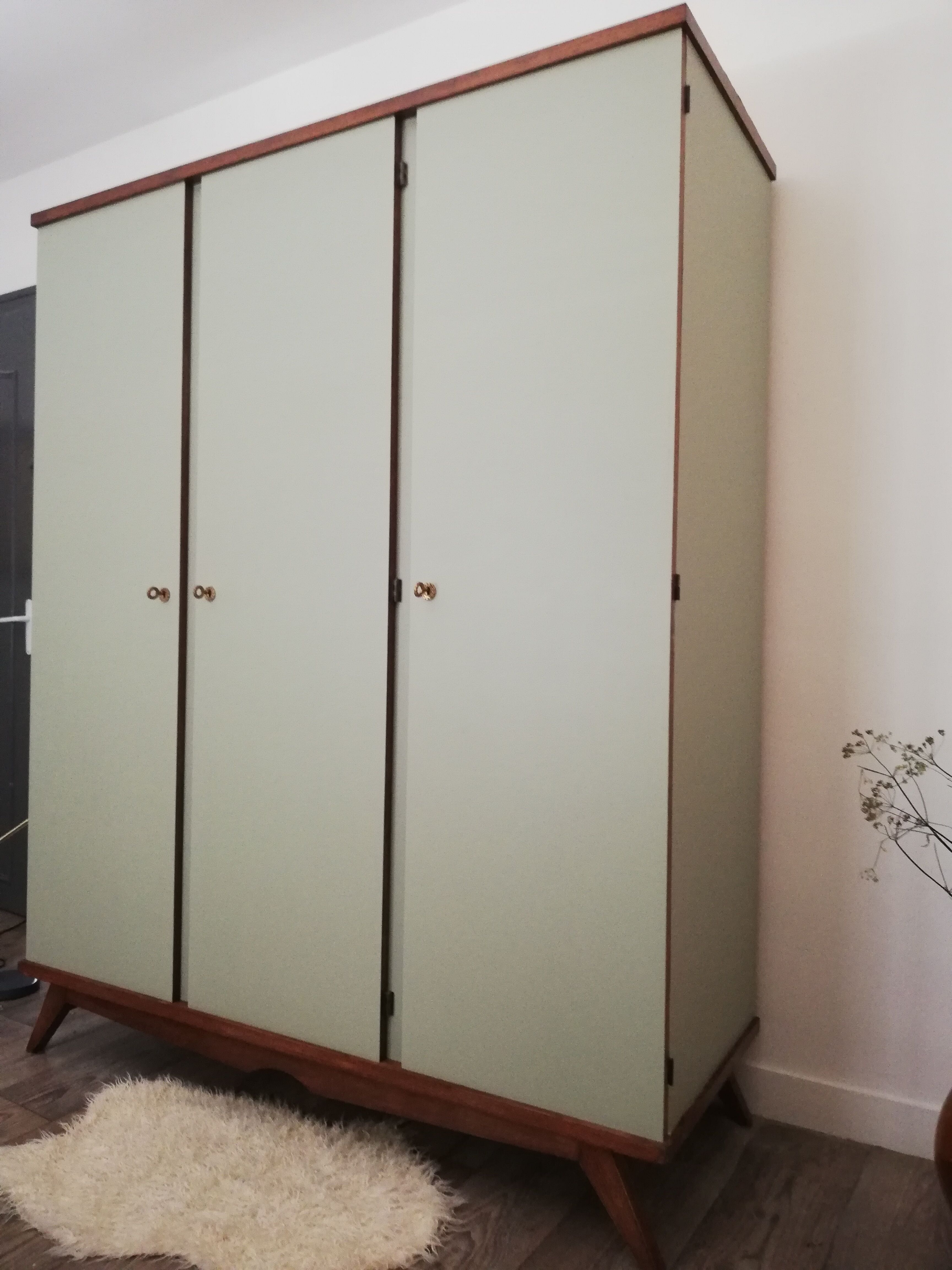 Armoire années 50 chêne et kaki clair