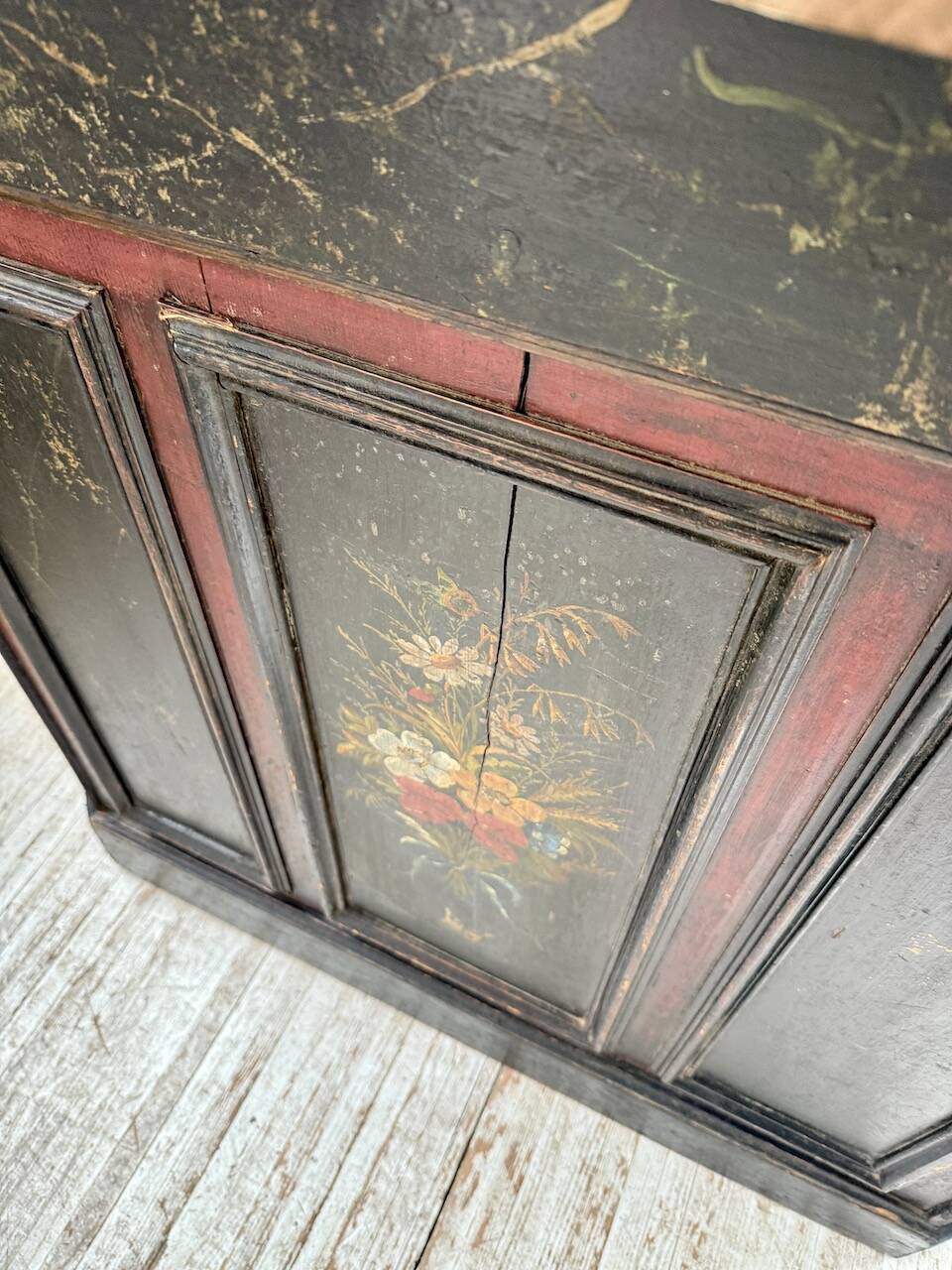 Floral 1920s trading counter