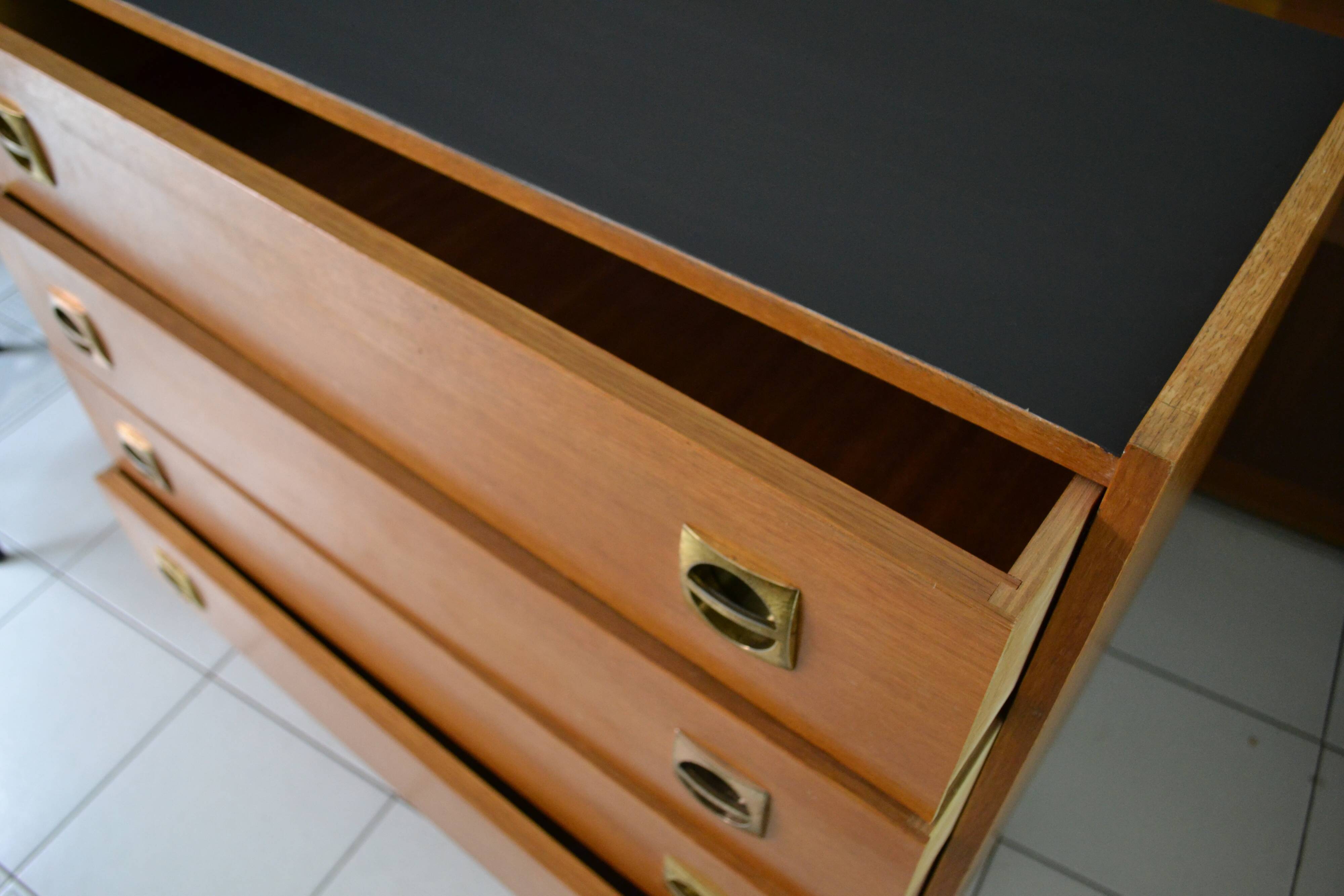 Chest of drawers 60 feet spindle