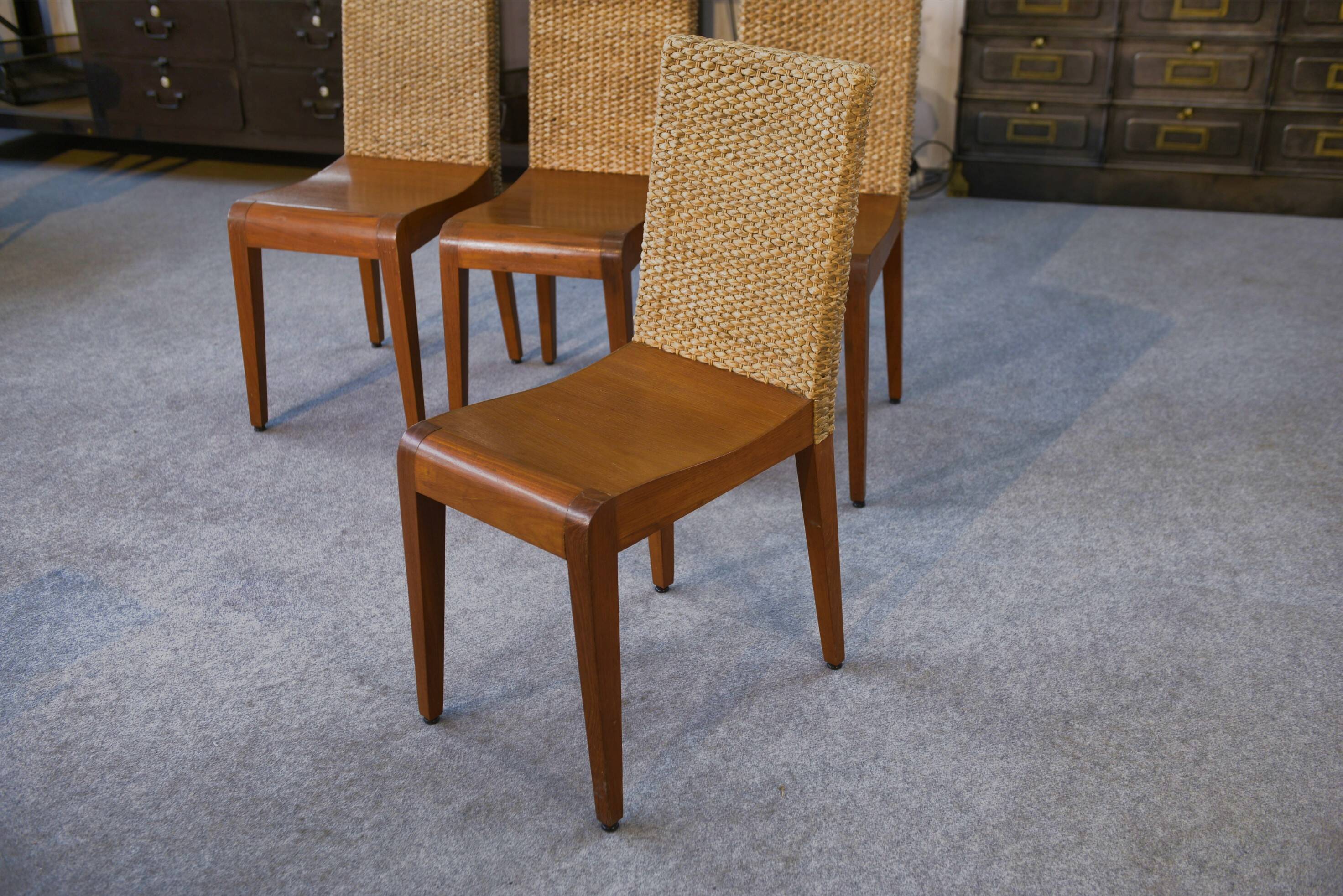 4 chaises éditées par Yothaka