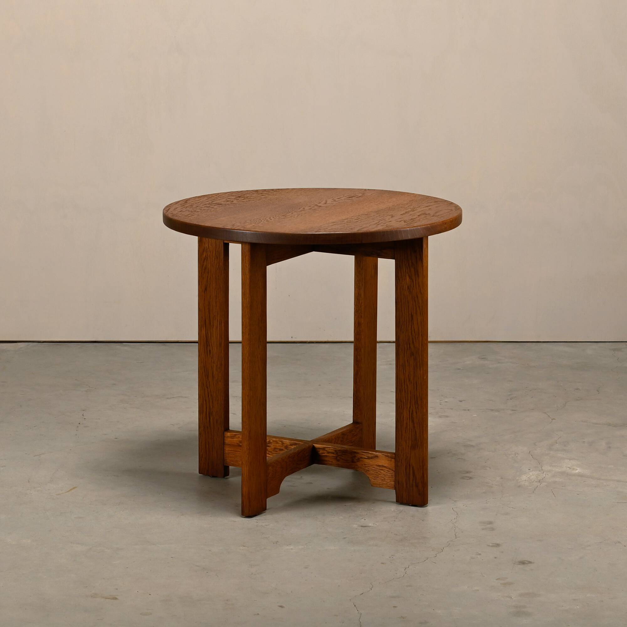 Table d'appoint en chêne de l'École d'Amsterdam Art Déco moderniste néerlandaise.