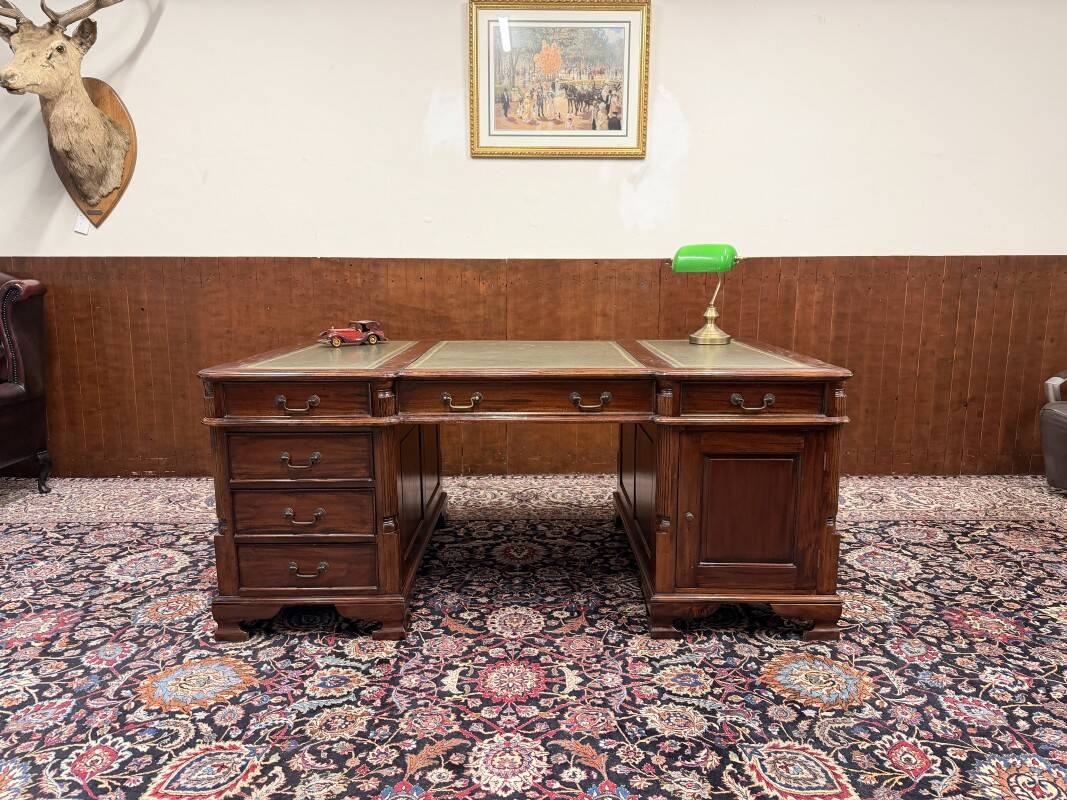 English Classic Chesterfield Partnerdesk Desk