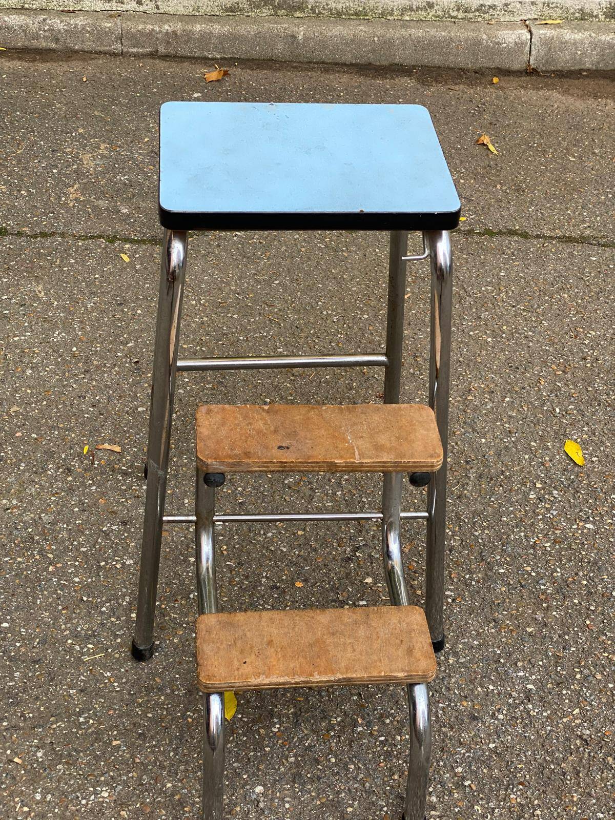 Tabouret escabeau pliable en formica bleu