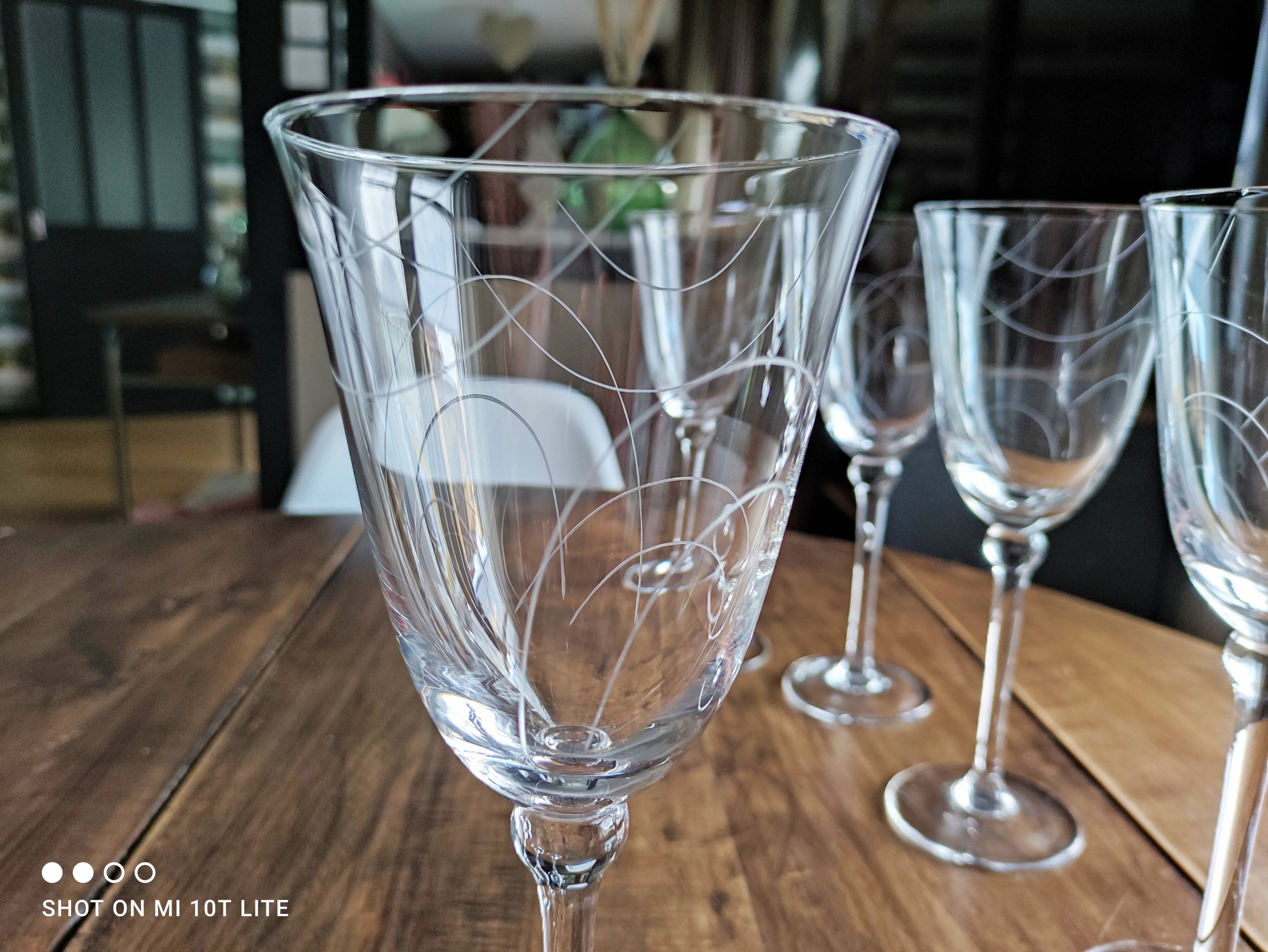 Set of 6 tulip shape wine glasses in voluted glass