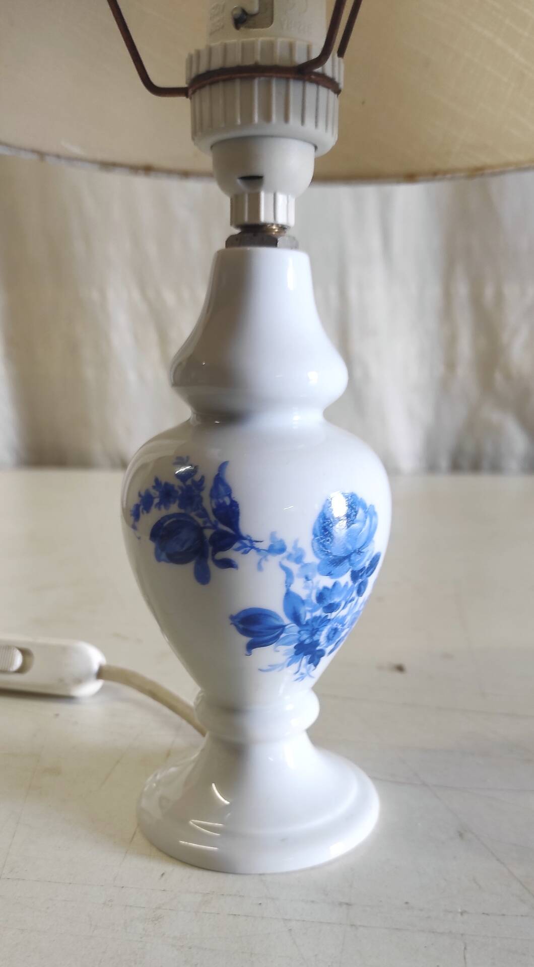 Table lamp in porcelain with painted floral decoration - mid 20th century