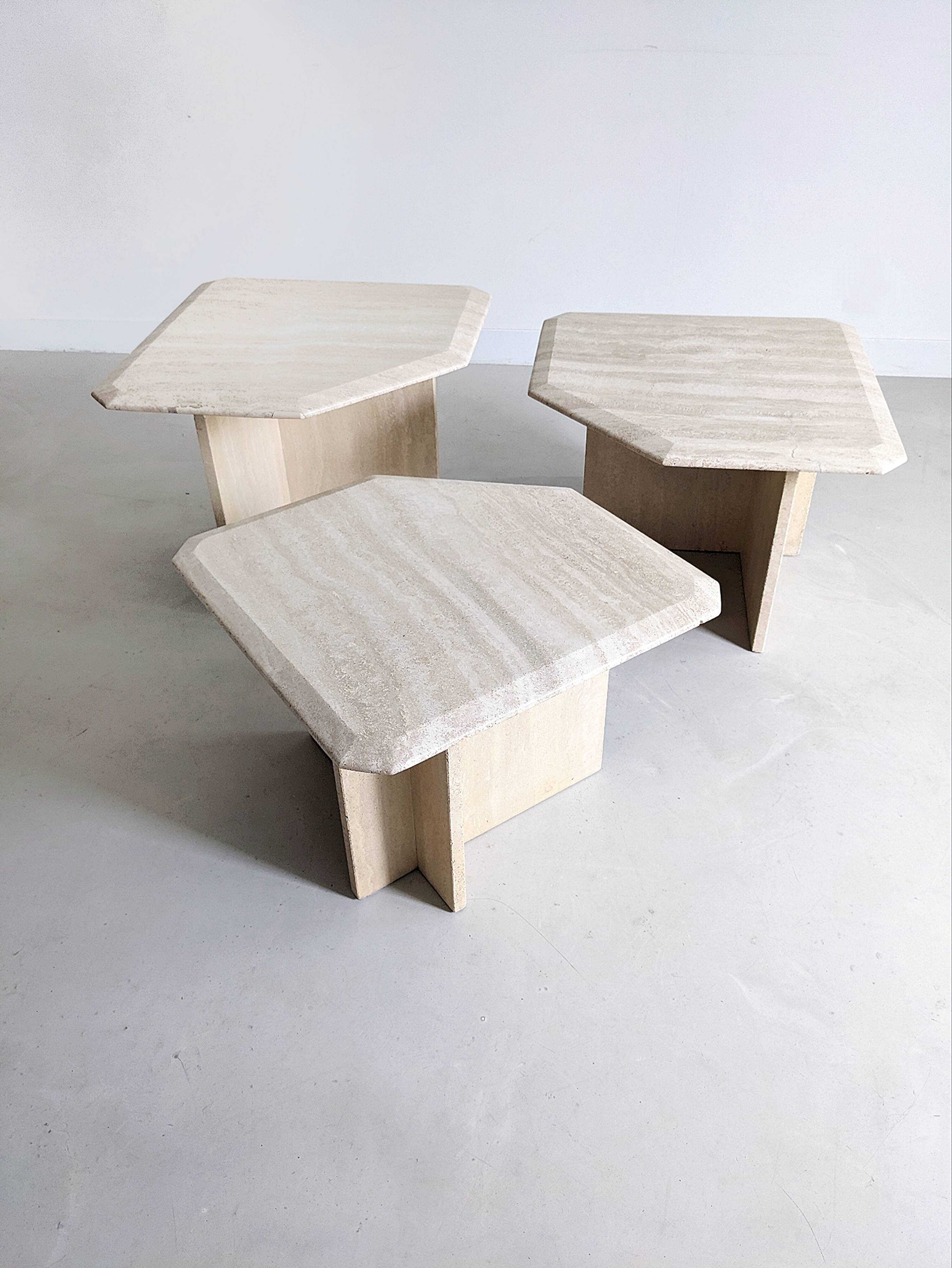Tables gigognes en travertin années 1980