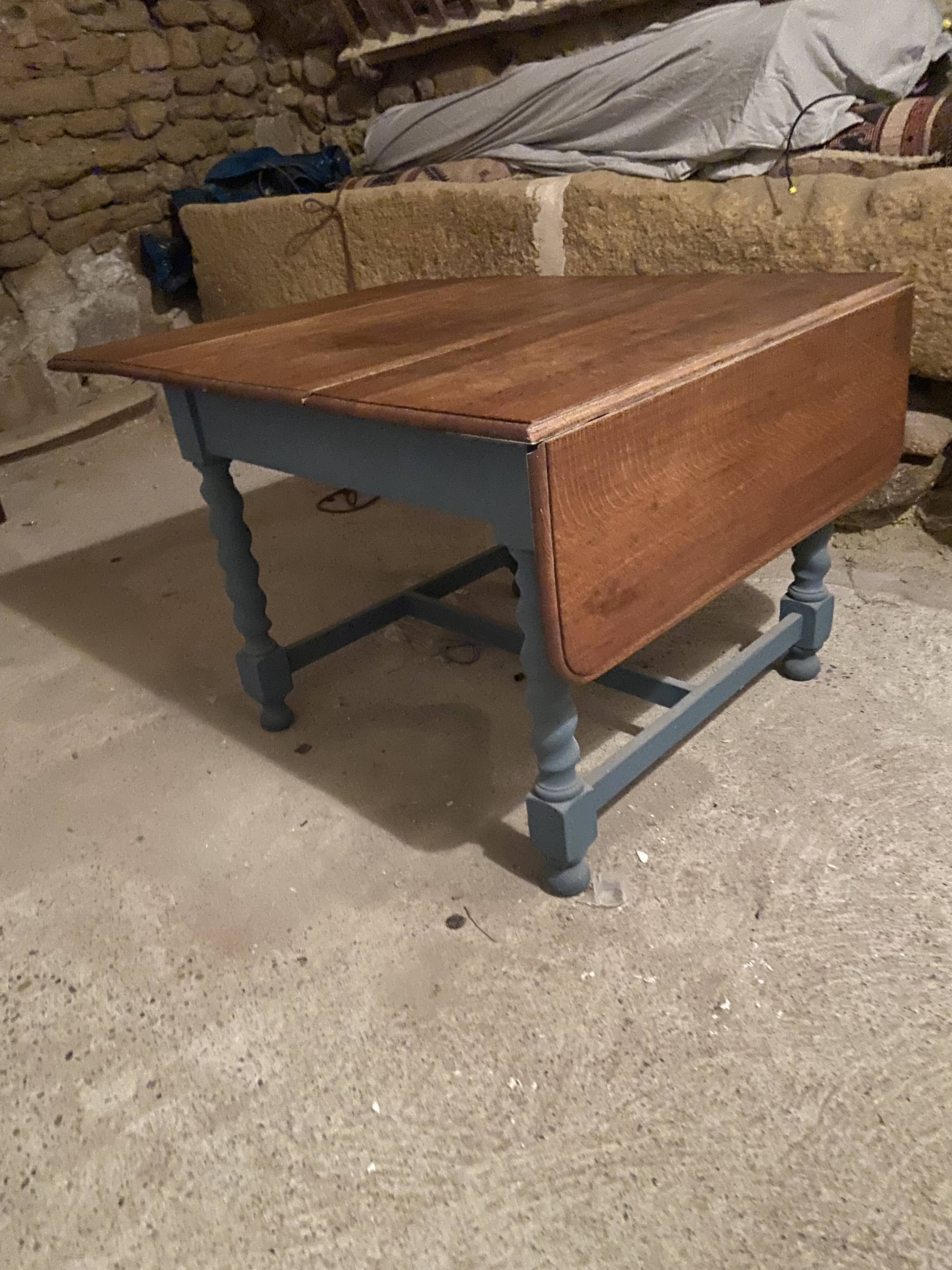 Farm table with twisted legs and 2 drop leaves.