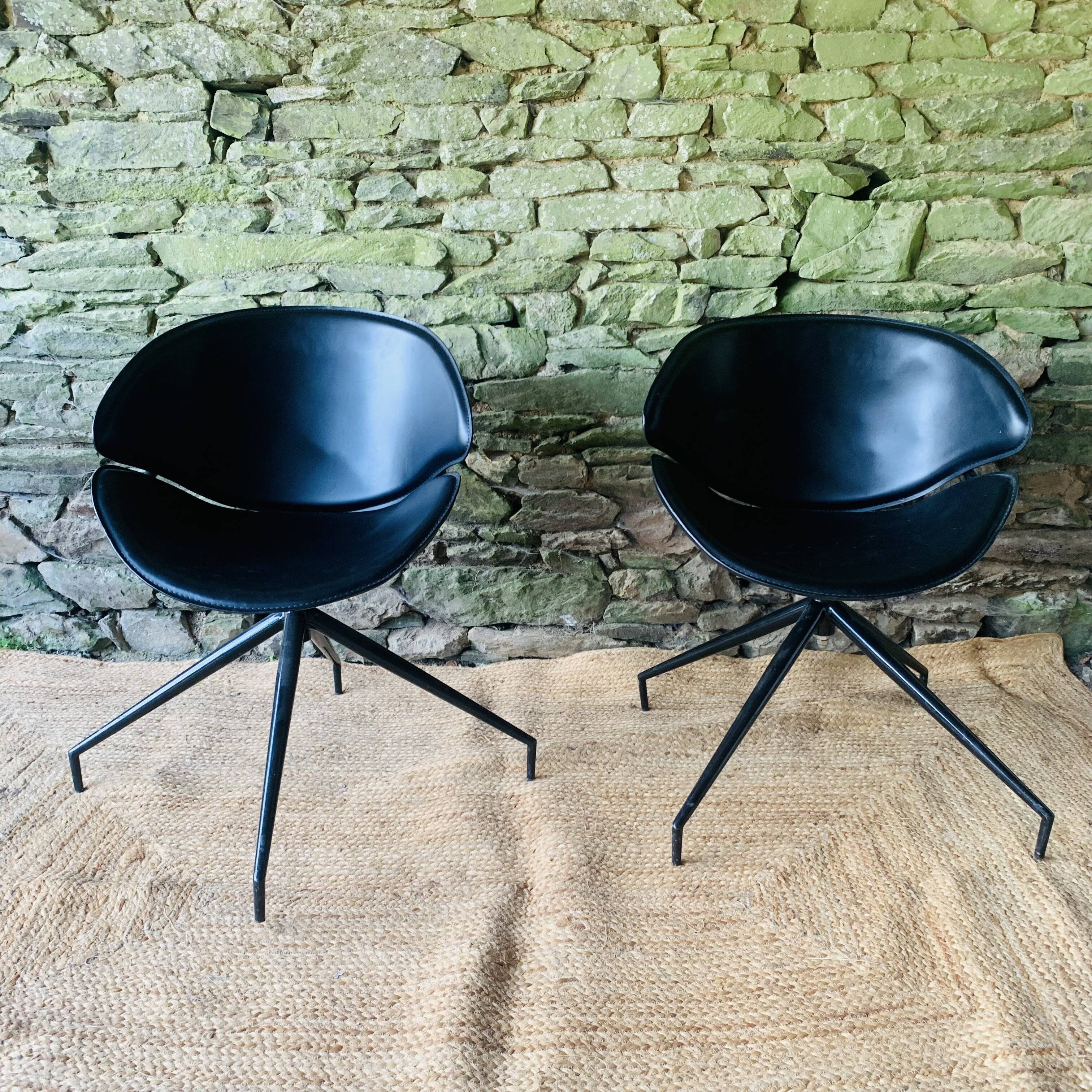 Paire de fauteuils pivotants modernistes en cuir noir