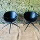 Paire de fauteuils pivotants modernistes en cuir noir