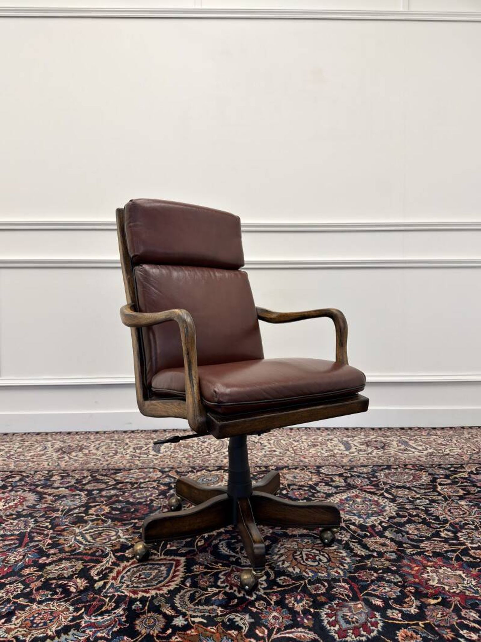 Fauteuil de bureau Chesterfield classique en cuir bordeaux
